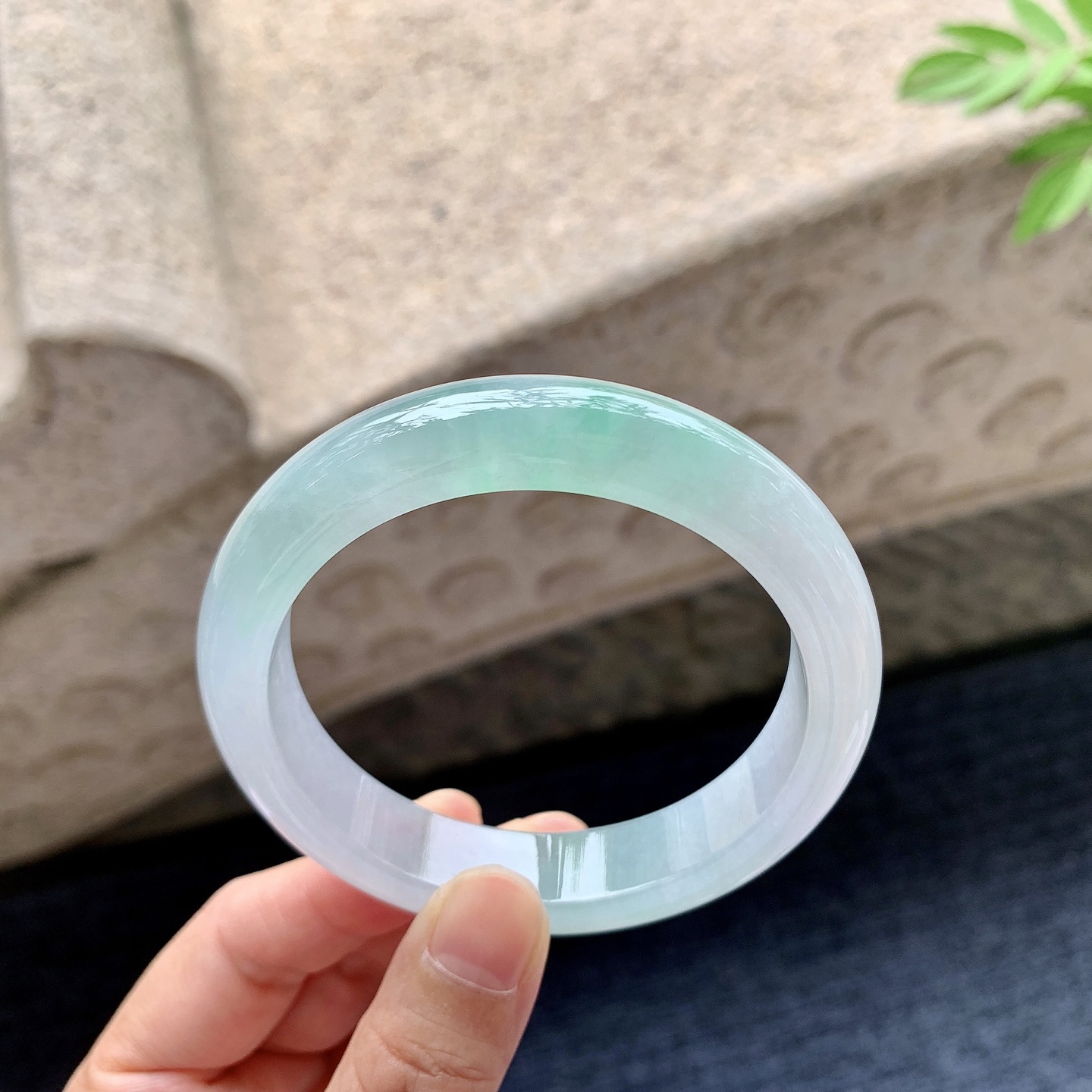正圈54 55 圈口55.6/12.6/8.3 编码G9092419 糯冰飘绿，水润，种老，细腻，有纹线