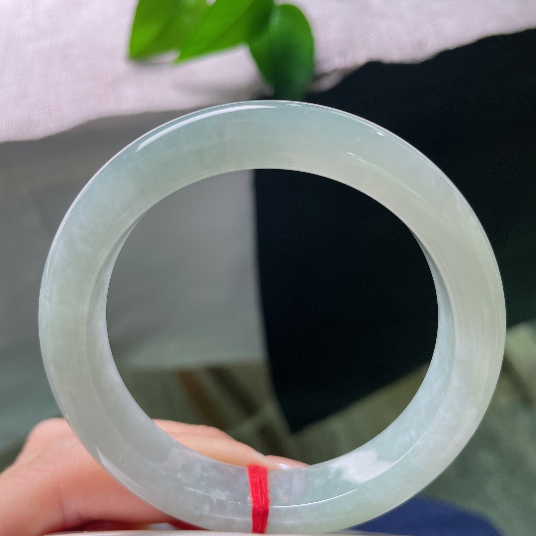 55.6/12/8.9，绿底正圈，棉线，清冷柔和的底色十分衬肤，不挑年龄，日常通勤、休闲穿搭都能够轻松驾驭。ss57771a