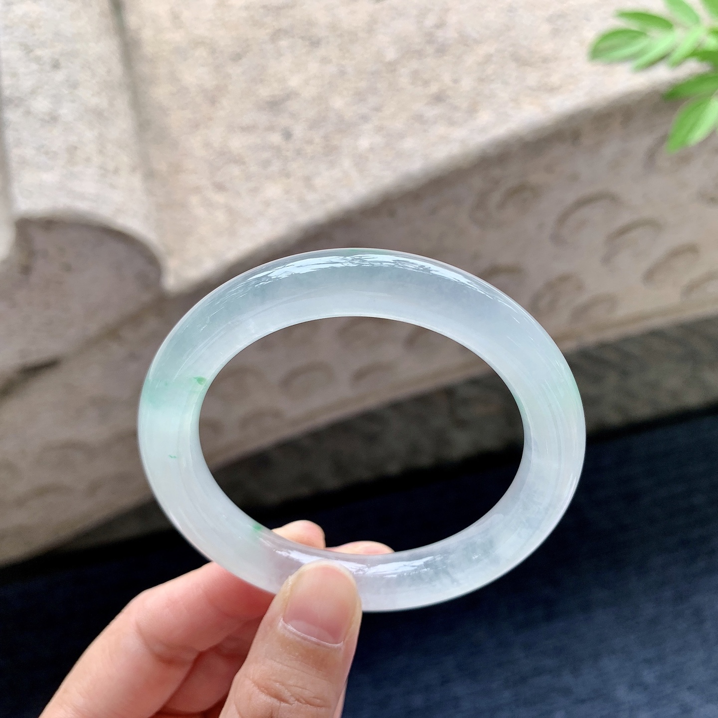 圆条51 52 圈口52.2/9.7/9 编码DZ092411 冰糯飘绿，水润，种老，细腻，有纹线