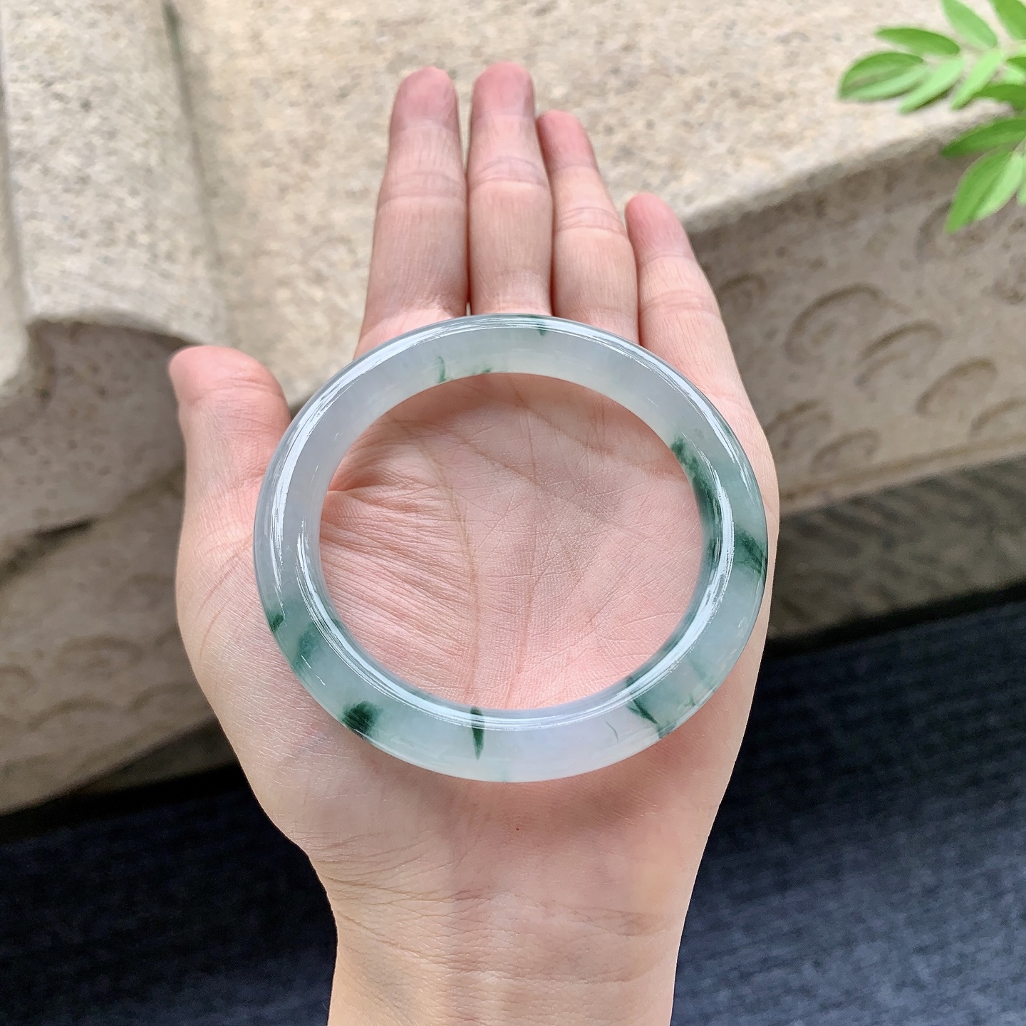 圆条52 53 圈口53.8/8.5/8.7 编码DW092450 冰糯飘花，水润，种老，细腻，打灯