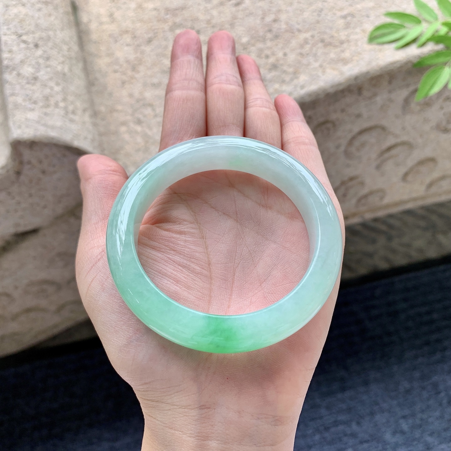 正圈54 55 圈口55/12.7/8.8 编码G7092436 冰糯飘阳绿，水润，种老，细腻，无裂