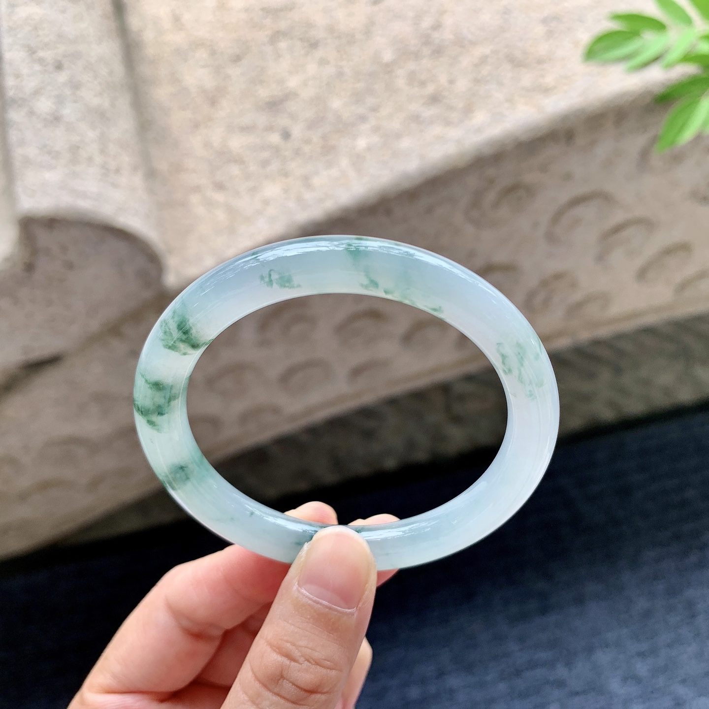 圆条51 52 圈口52.3/7.9/8.1 编码QX092412 冰糯飘花，水润，种老，细腻，无裂