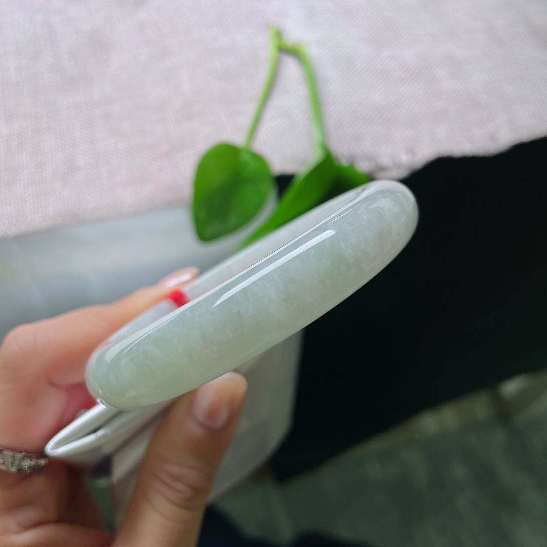 58.9/12.6/8.2，绿底正圈，皮纹，素圈简约大方，摒弃繁复雕饰，主打干净耐看的日常风格。ss57742a