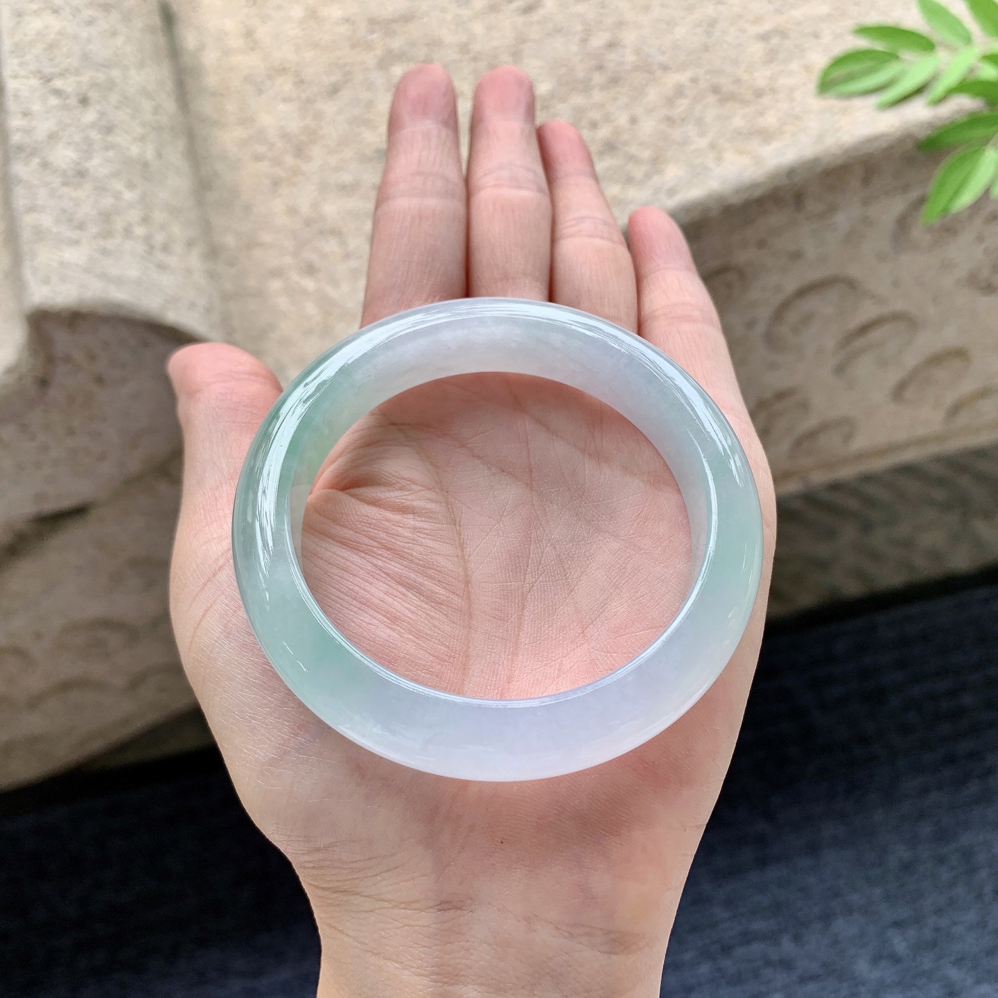 正圈54 55 圈口55.6/12.6/8.3 编码G9092419 糯冰飘绿，水润，种老，细腻，有纹线