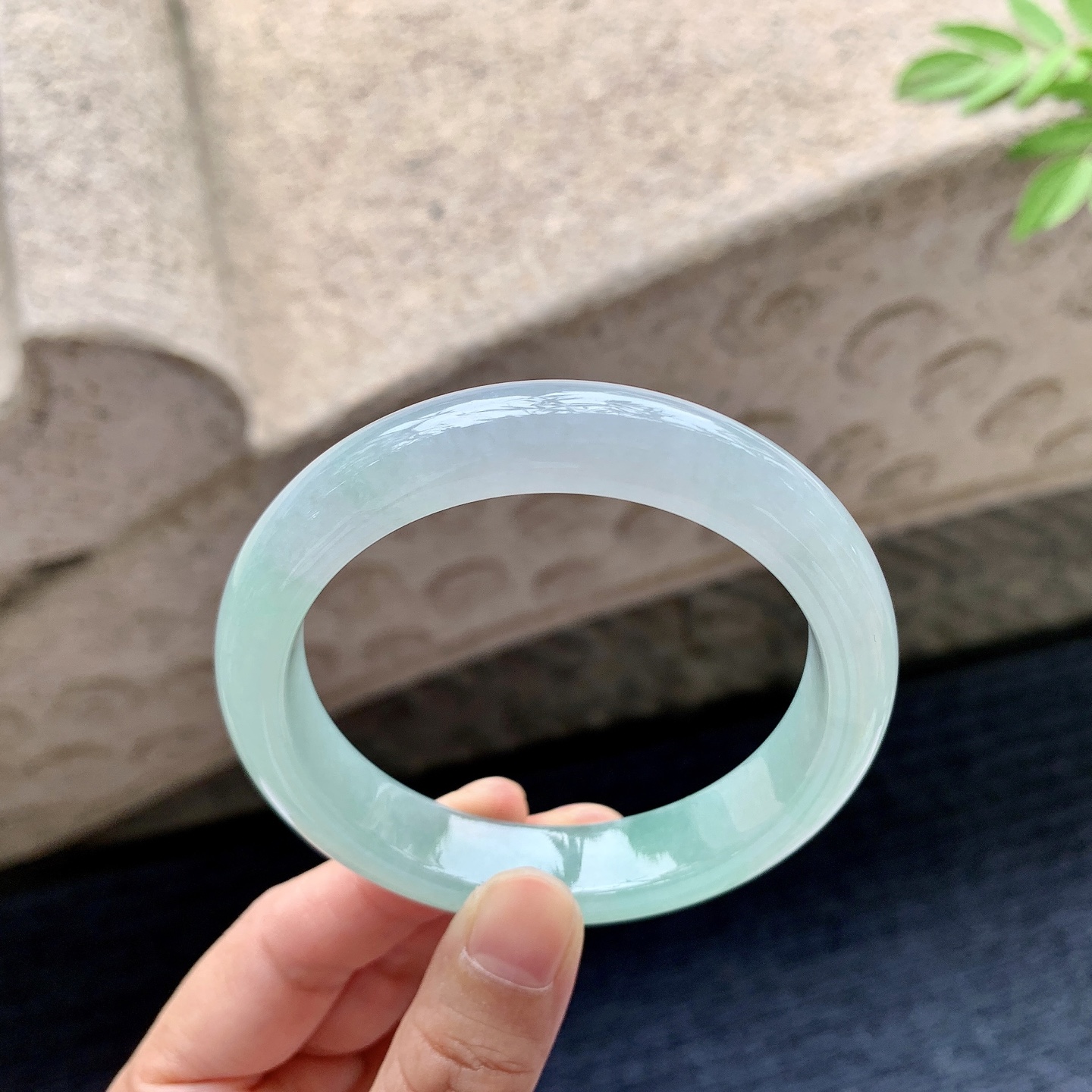 正圈55 56 圈口56.5/12.4/8.4 编码AD092439 糯冰飘绿，水润，种老，细腻，打灯有棉线