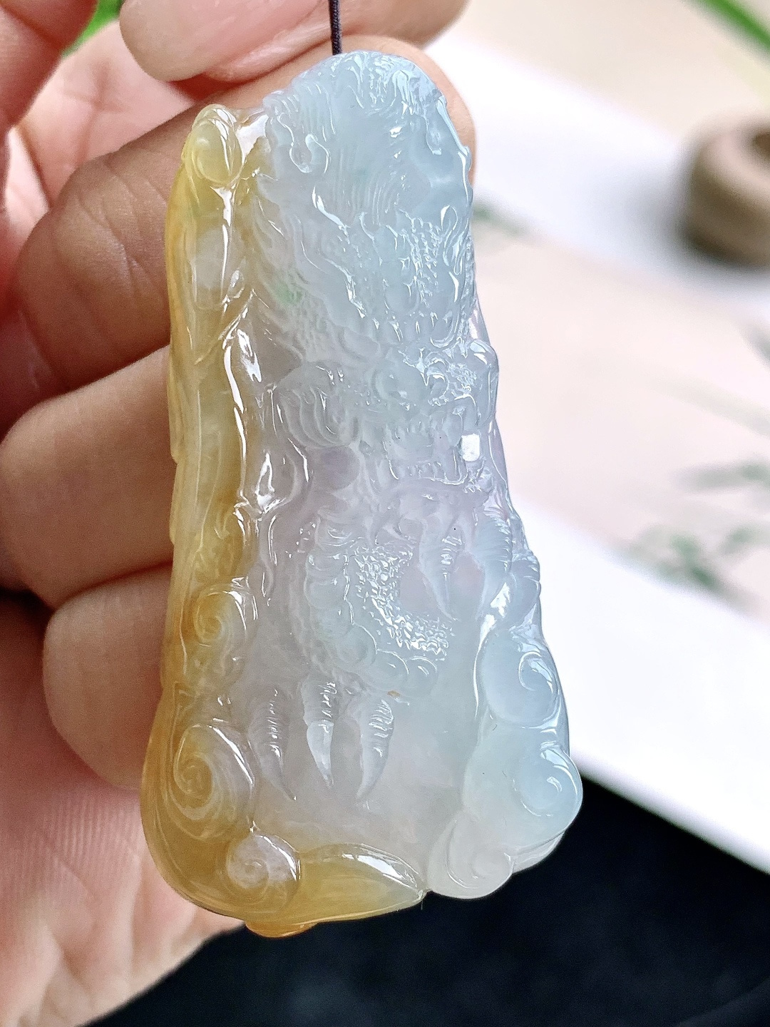 【裸石】️冰飘黄翡大龙牌吊坠 【说明】缅甸 性比高 厚装 【尺寸】57-28.4-9 【重量】27.2克