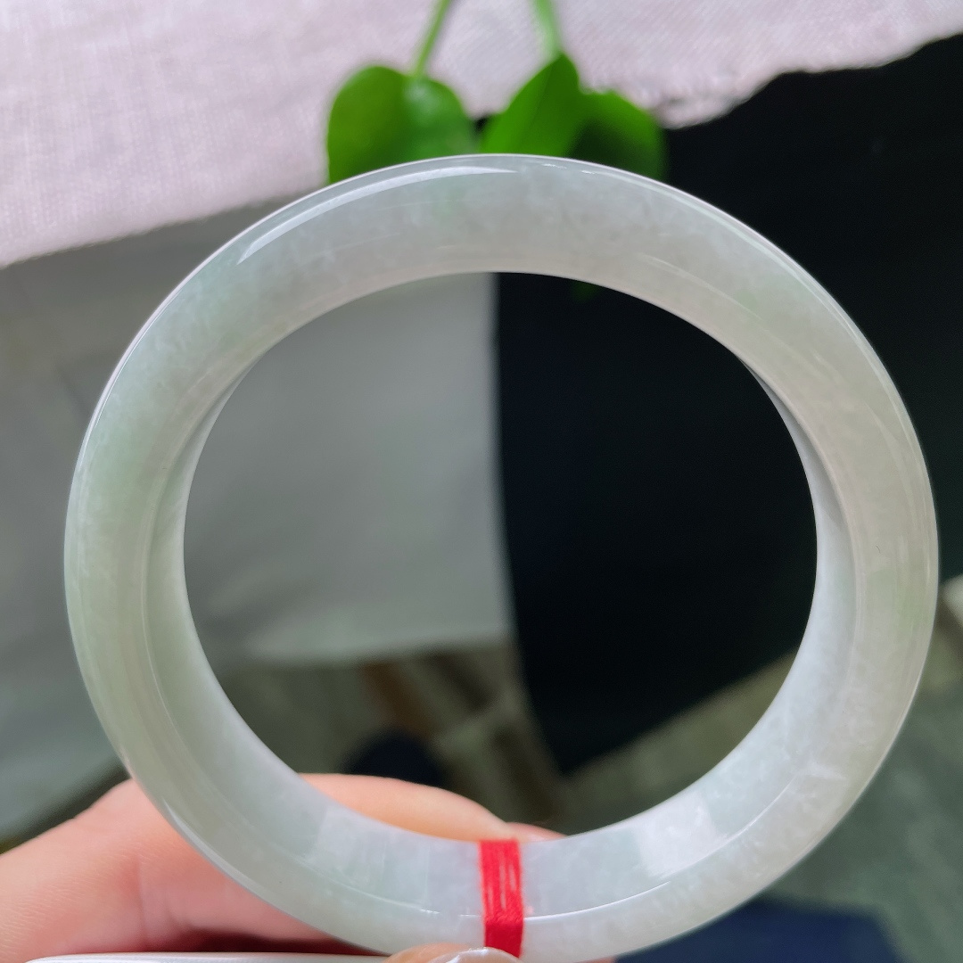 58.9/12.6/8.2，绿底正圈，皮纹，素圈简约大方，摒弃繁复雕饰，主打干净耐看的日常风格。ss57742a