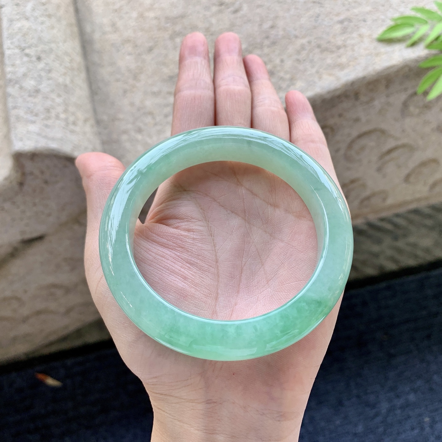 正圈59 60 圈口60/12.3/10 编码GL092122 糯冰飘绿，水润，种老，细腻，打灯有棉线
