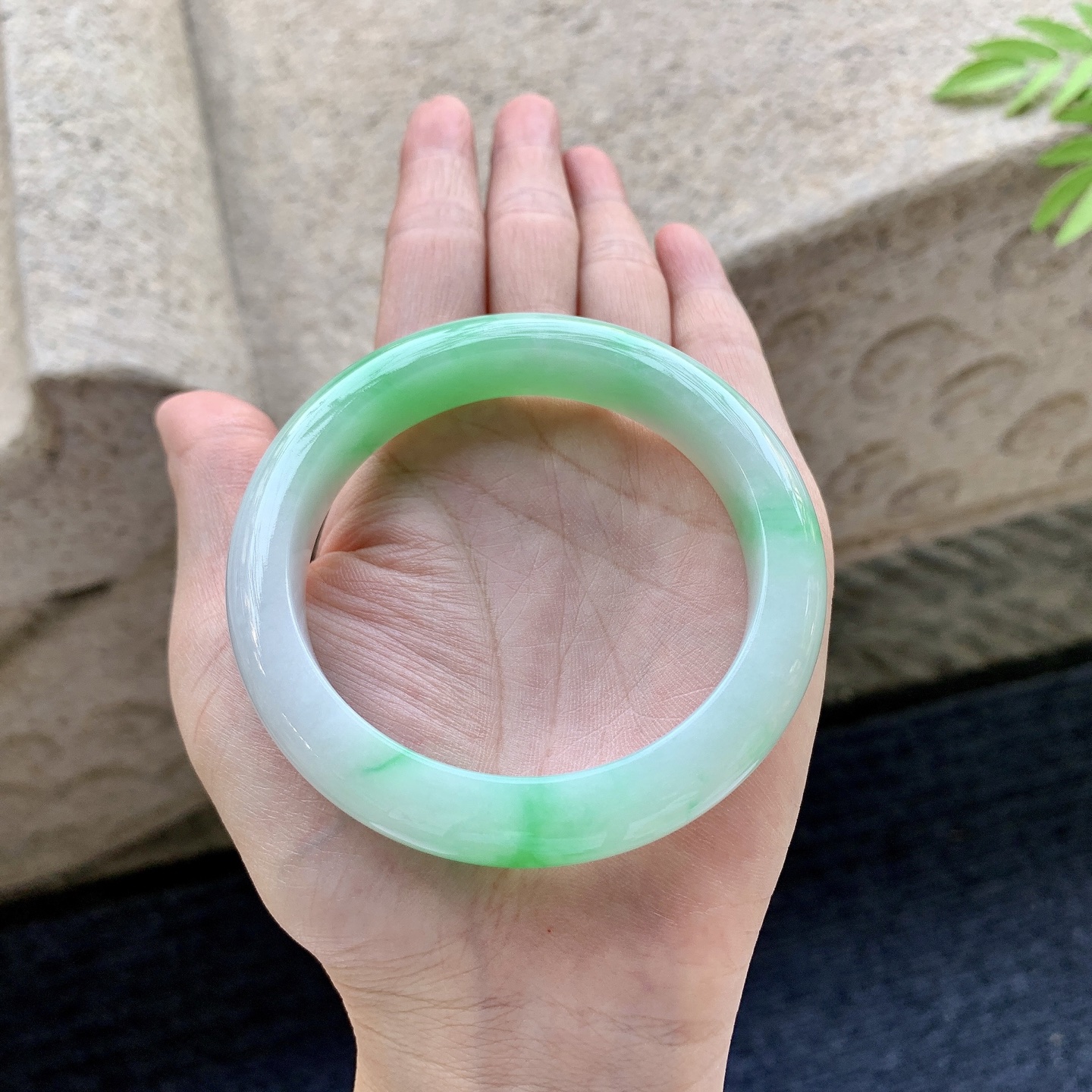 正圈56 57 圈口57/12/9 编码GL092121 糯冰飘绿，水润，种老，细腻，无裂