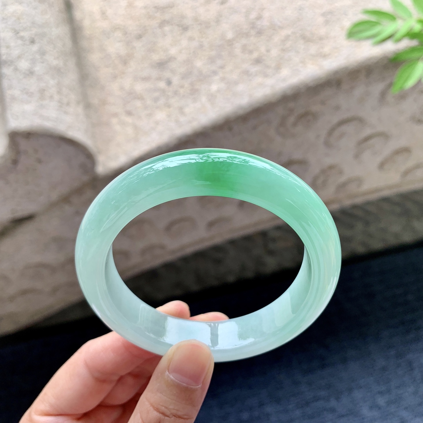 正圈54 55 圈口55/12.7/8.8 编码G7092436 冰糯飘阳绿，水润，种老，细腻，无裂