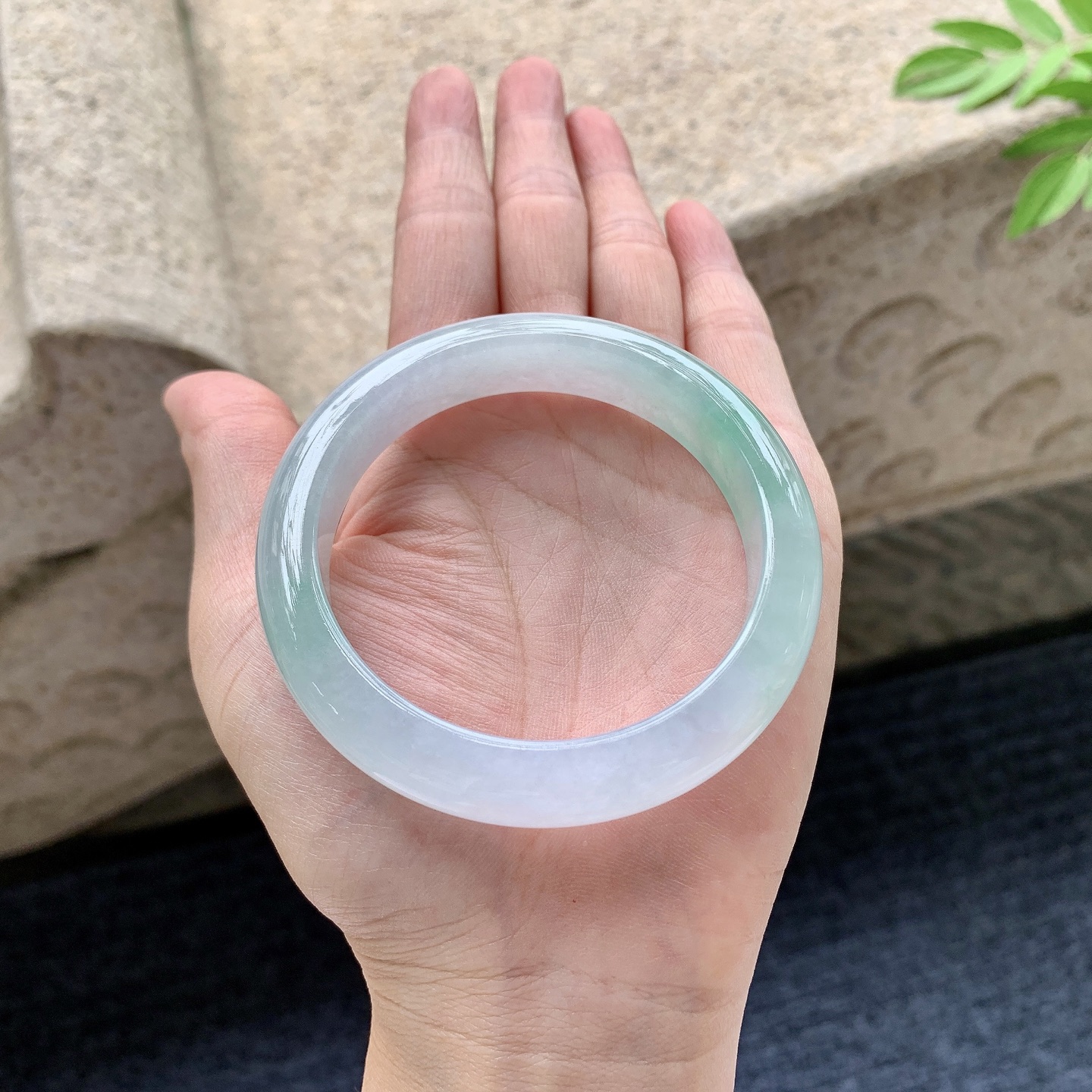 正圈54 55 圈口55.6/12.6/8.3 编码G9092419 糯冰飘绿，水润，种老，细腻，有纹线