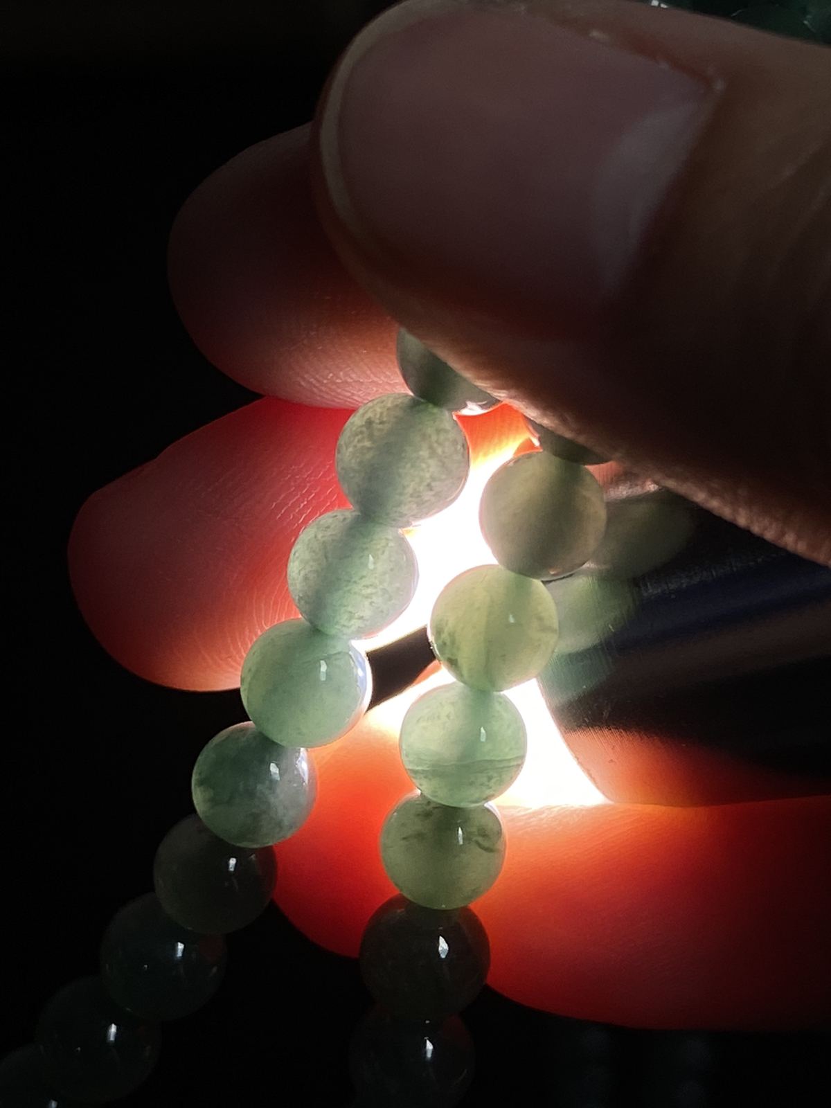 翡翠项链，颜色漂亮，底子通透，可以做项链，也可以做三圈手链，非常漂亮