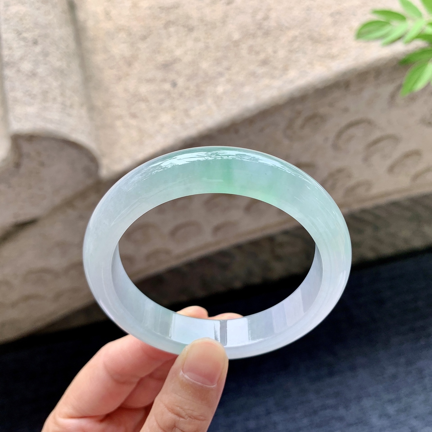 正圈54 55 圈口55.6/12.6/8.3 编码G9092419 糯冰飘绿，水润，种老，细腻，有纹线