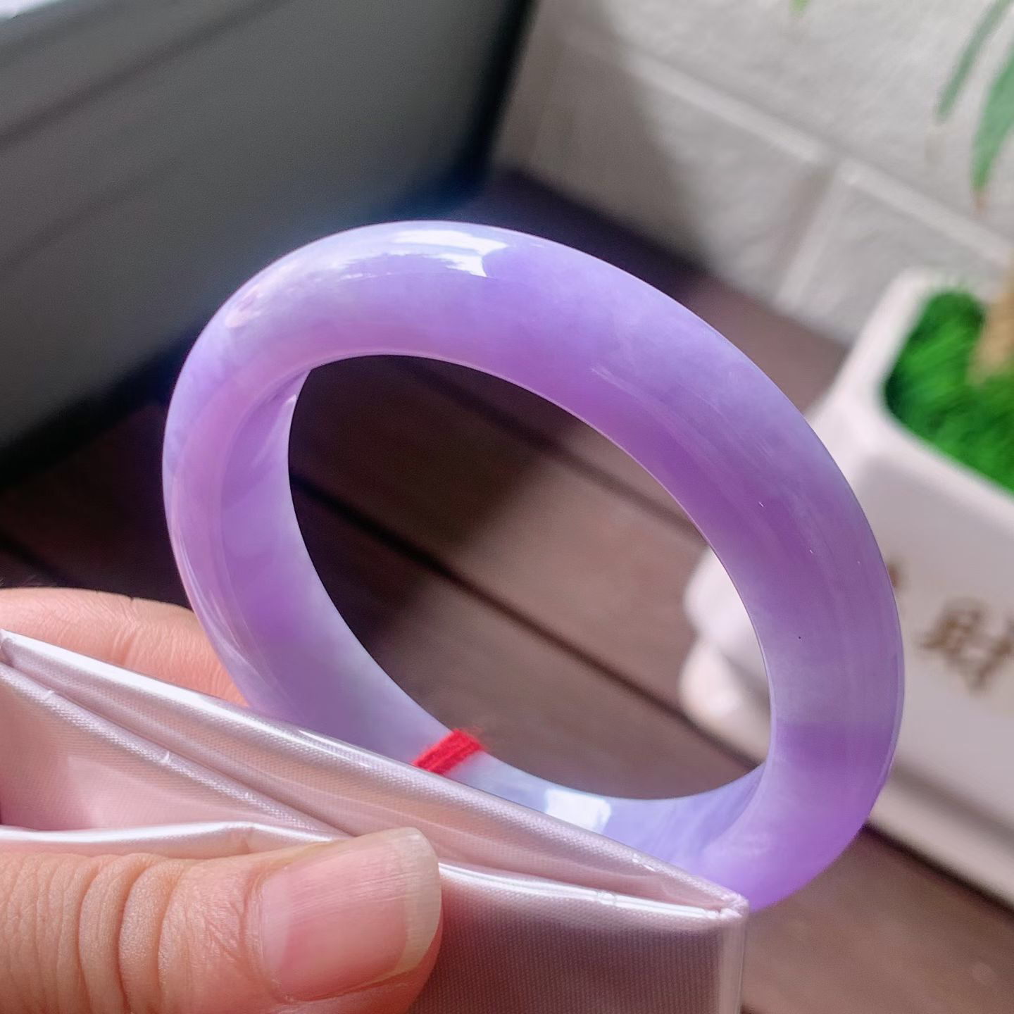 【翡翠名称】老种紫罗兰51正圈口手镯
【翡翠尺寸】51/11.6/8.6mm适合50-52正圈口佩戴
【翡翠描述】宝贝种老水足，玉质细腻，色泽靓丽，性价比高，佩戴效果好！
【其它赠送】权威证书/精美挂绳盒子/支持全国复检