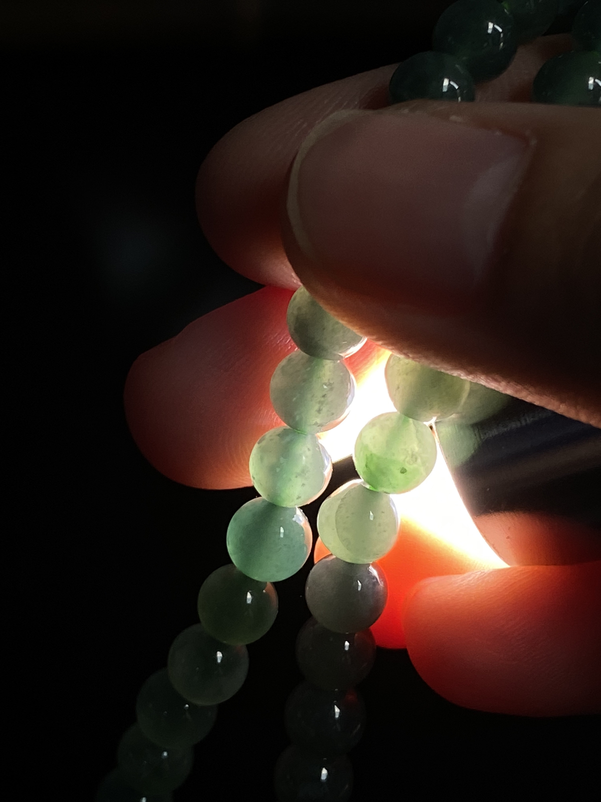 翡翠项链，颜色漂亮，底子通透，可以做项链，也可以做三圈手链，非常漂亮