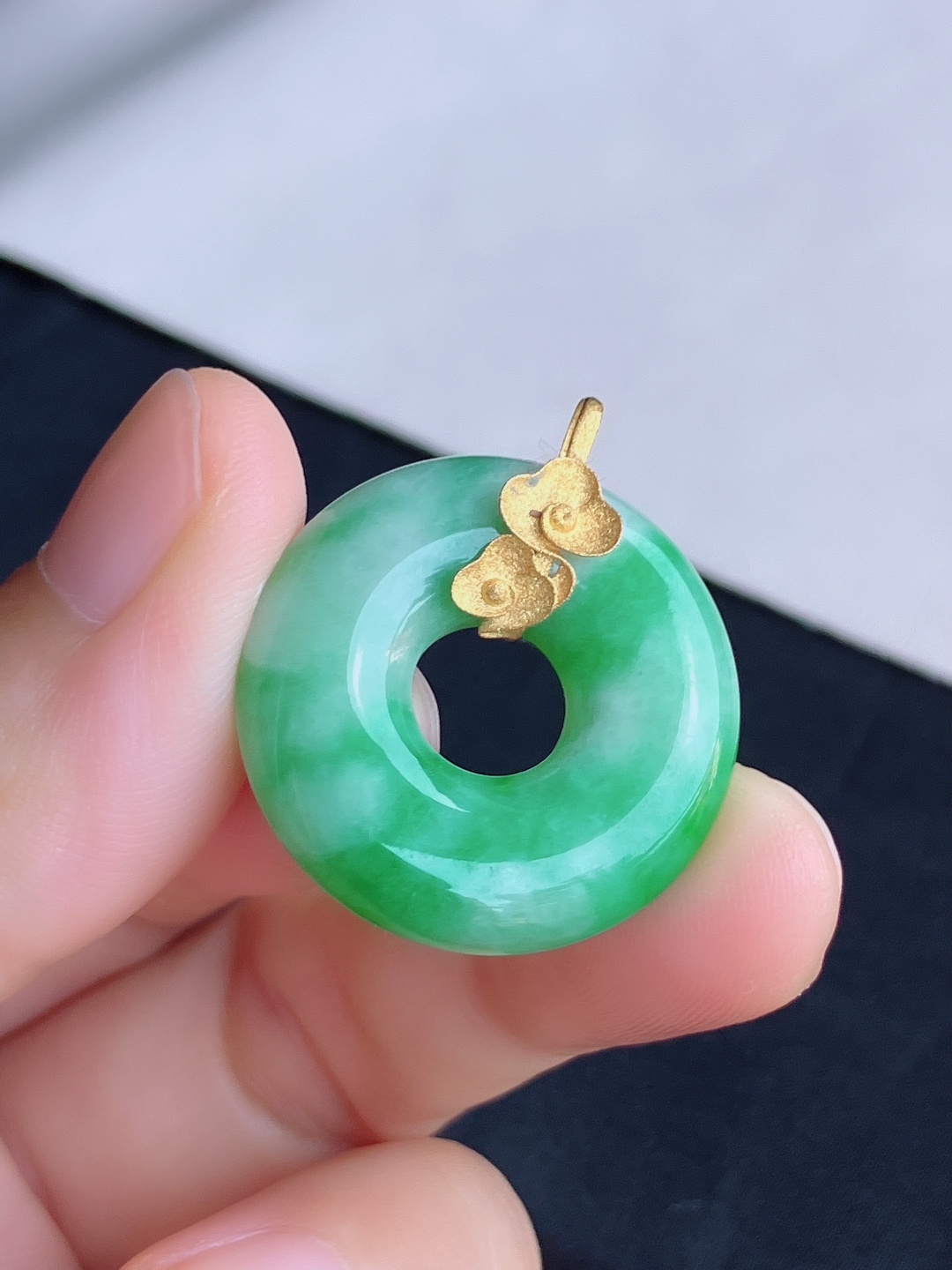 ️，冰飘绿花平安环，细腻精致，尺寸30.8/26.5/6.3/自然光实拍