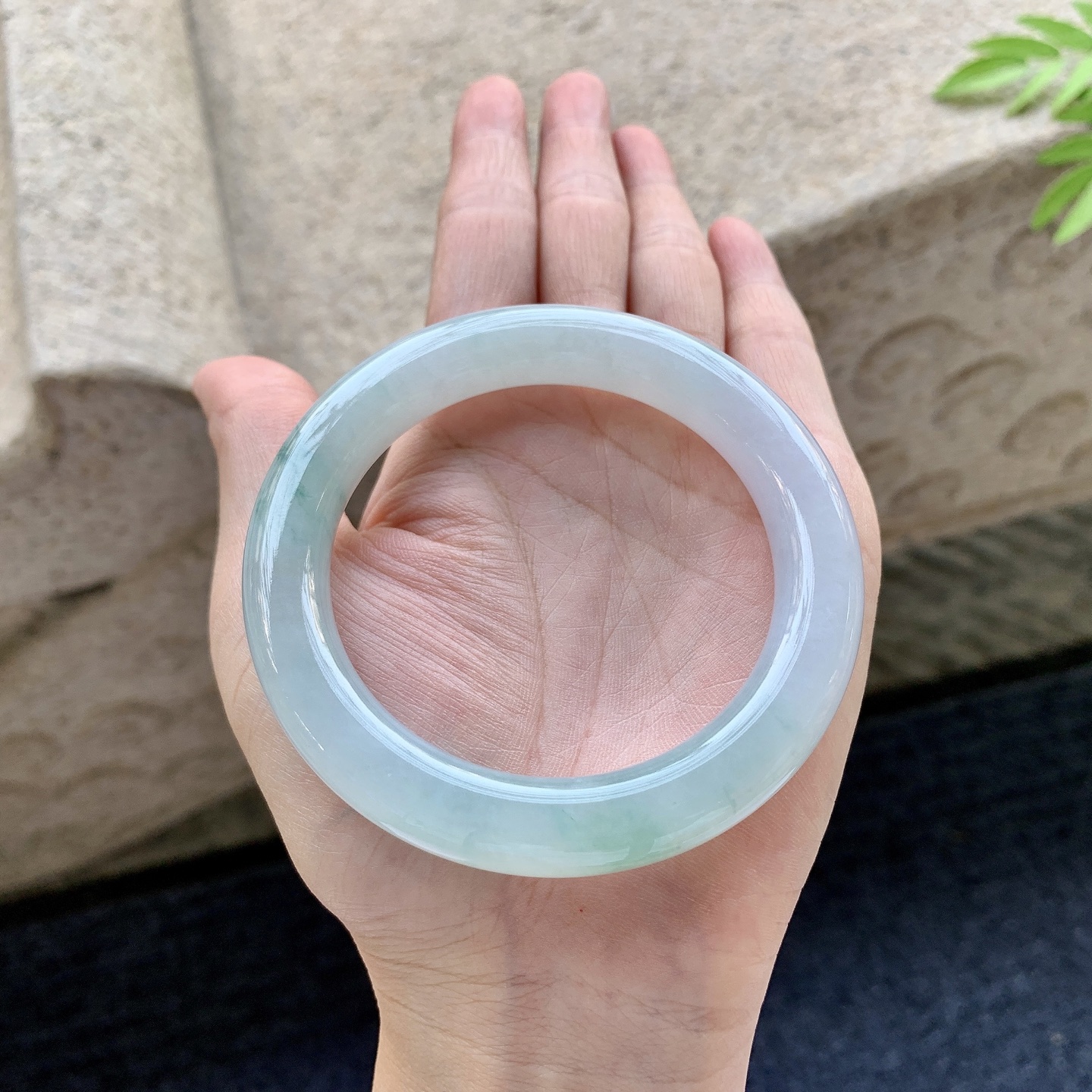 圆条55 56 圈口56.2/10.4/10.5 编码FL092117 糯冰飘花，水润，种老，细腻，打灯有棉线
