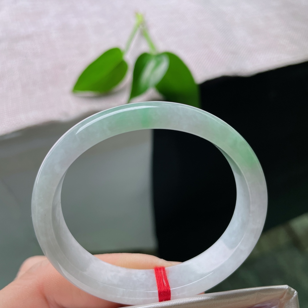50.4（44）12.8/6.6，飘绿贵妃，晶体，玉料温润绵密细腻，淡翠清新不张扬，素面简约大方，流