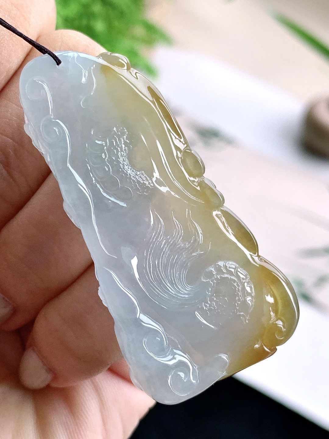 【裸石】️冰飘黄翡大龙牌吊坠 【说明】缅甸 性比高 厚装 【尺寸】57-28.4-9 【重量】27.2克