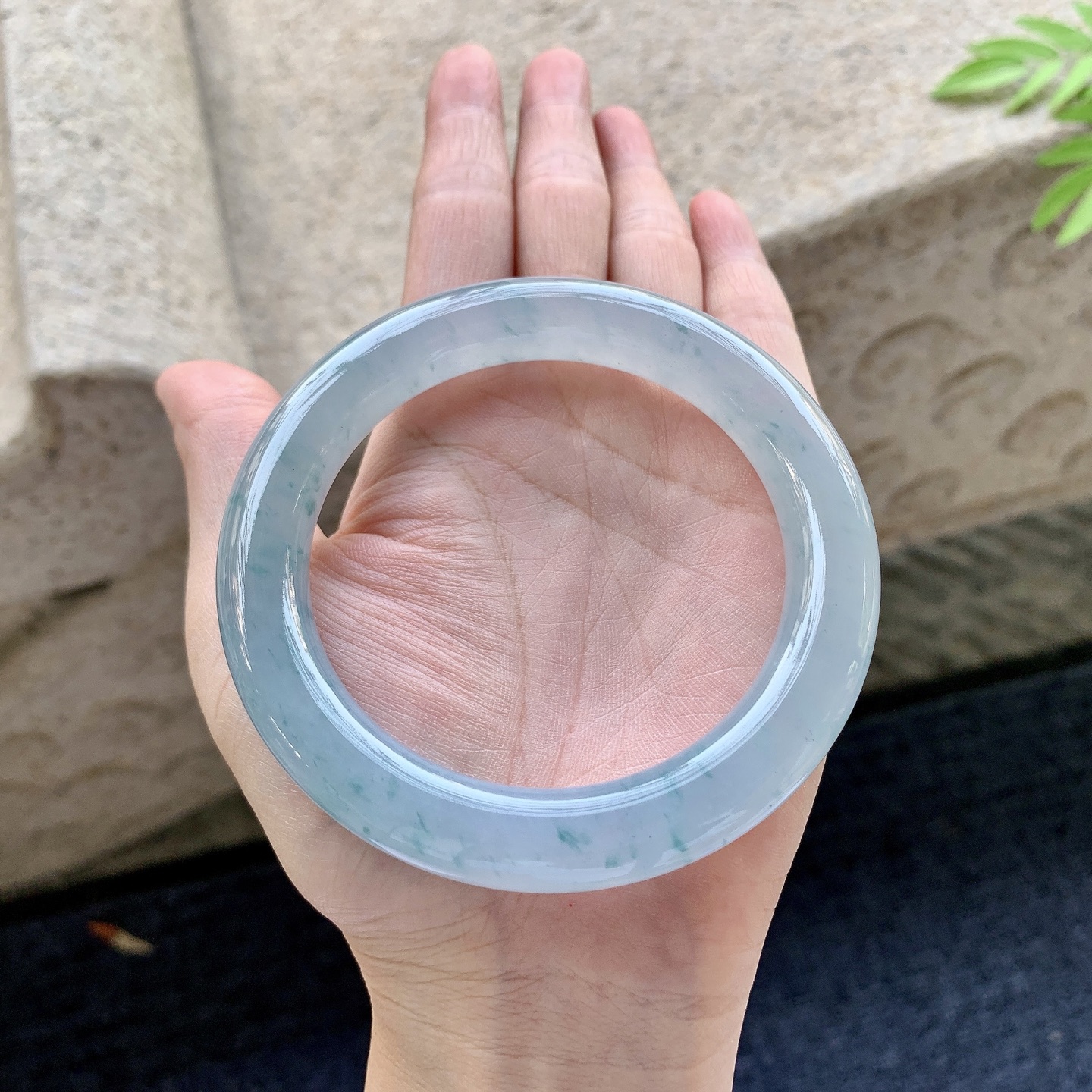 圆条59 60 圈口60.4/10.7/11.1 编码C5092114 冰糯蓝底飘花，水润，种老，细腻，打灯有絮线