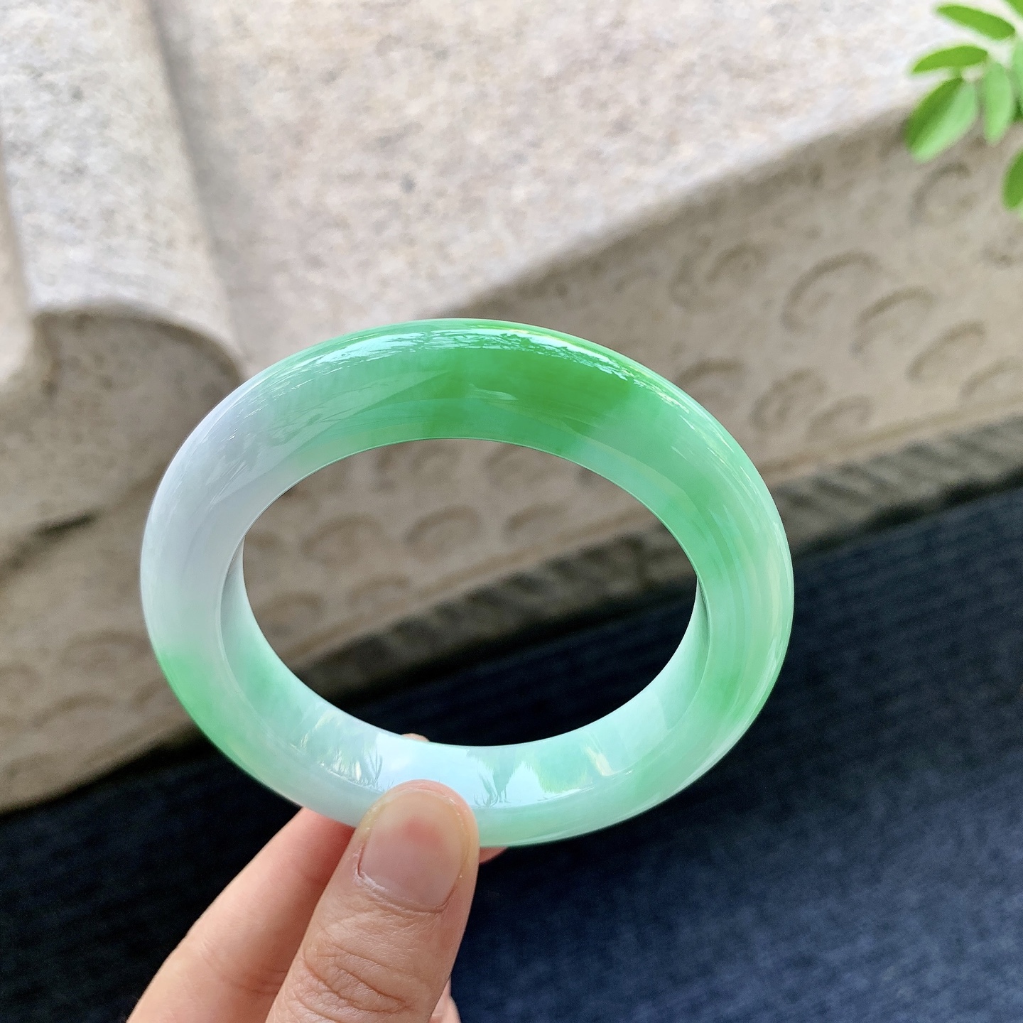 正圈55 56 圈口56.5/12.6/10.5 编码G7092030 辣阳绿，水润，种老，细腻，打灯有絮线