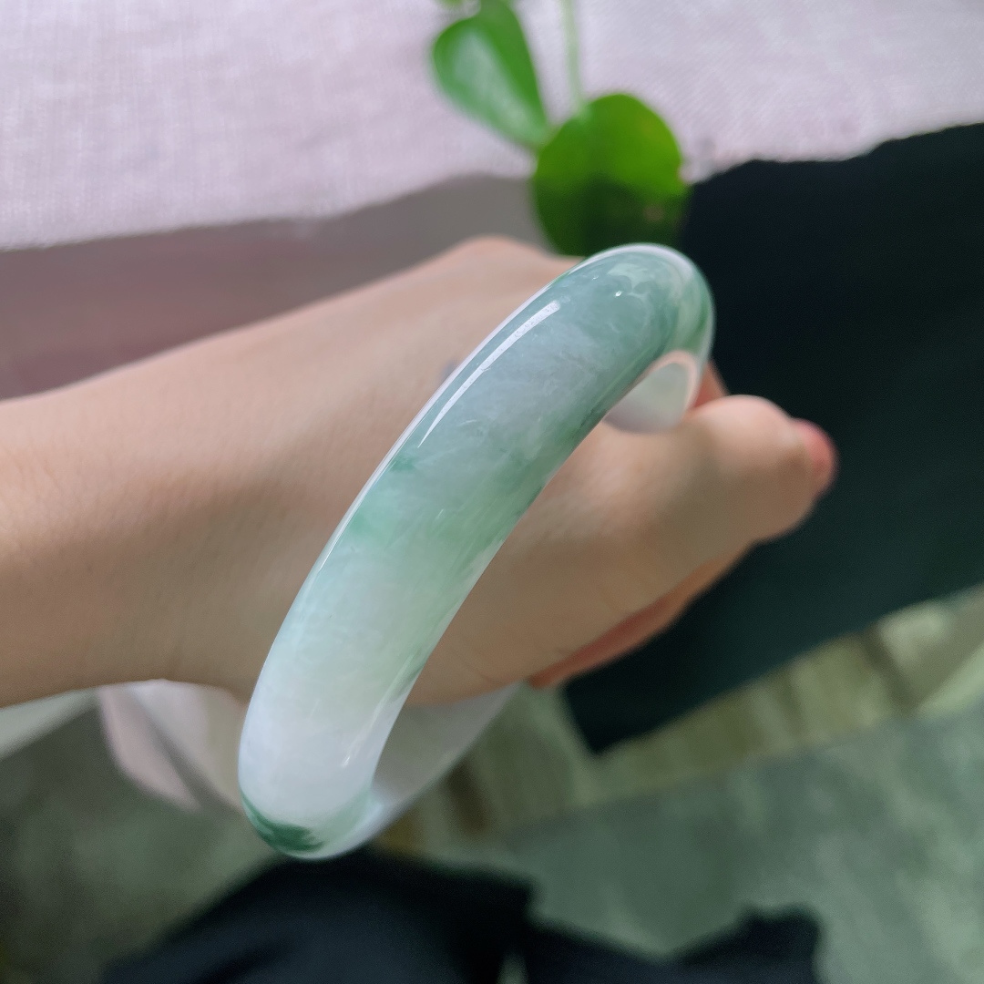 58.8/12.5/10.3，飘花正圈，有裂，半环凝素雪，半卷染青岚。一镯分两境，清柔山水落腕间。ss56443a