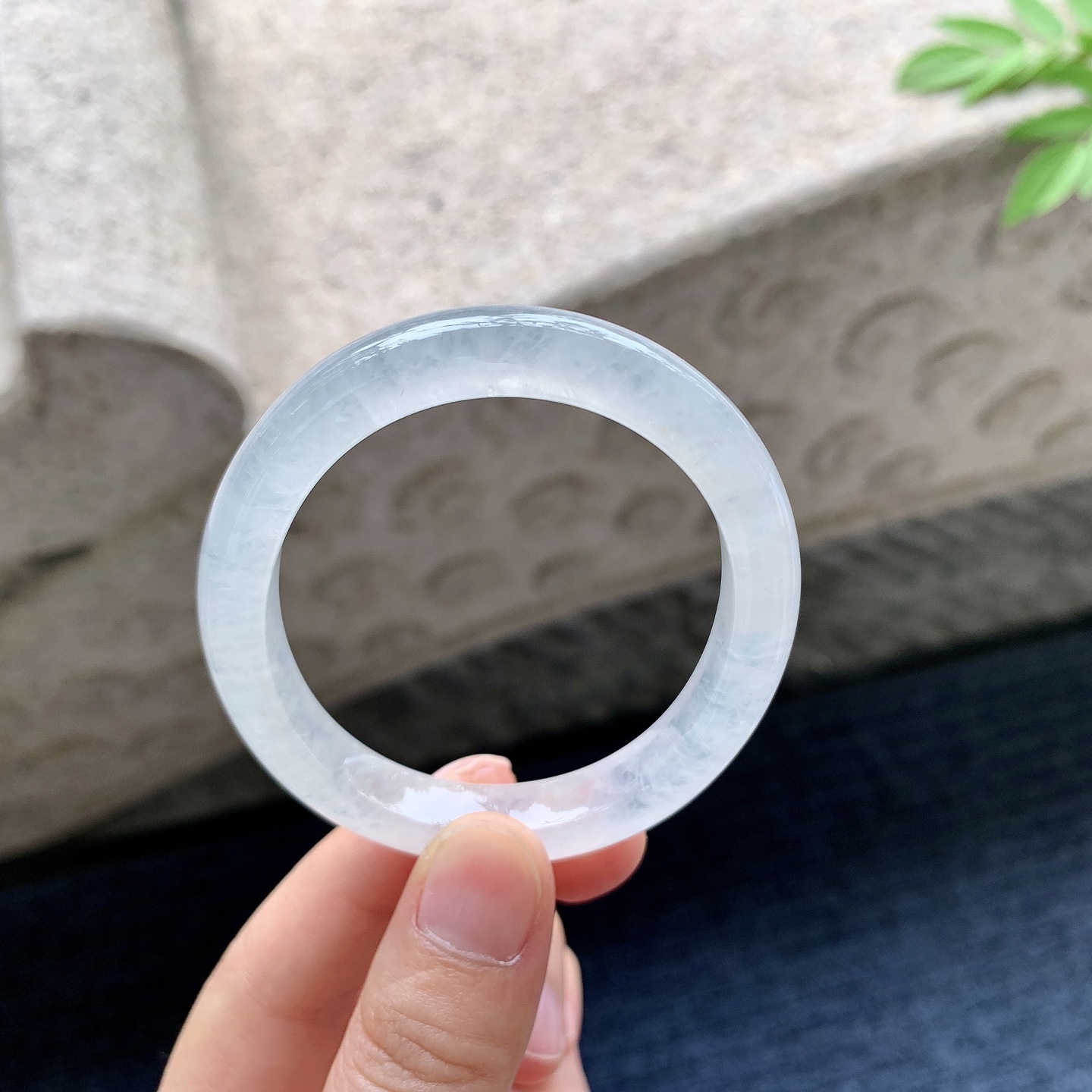 贵妃52 53 圈口53.5/46/8.8/7.3 编码DZ092401 白冰，水润，种老，细腻，打灯有纹线