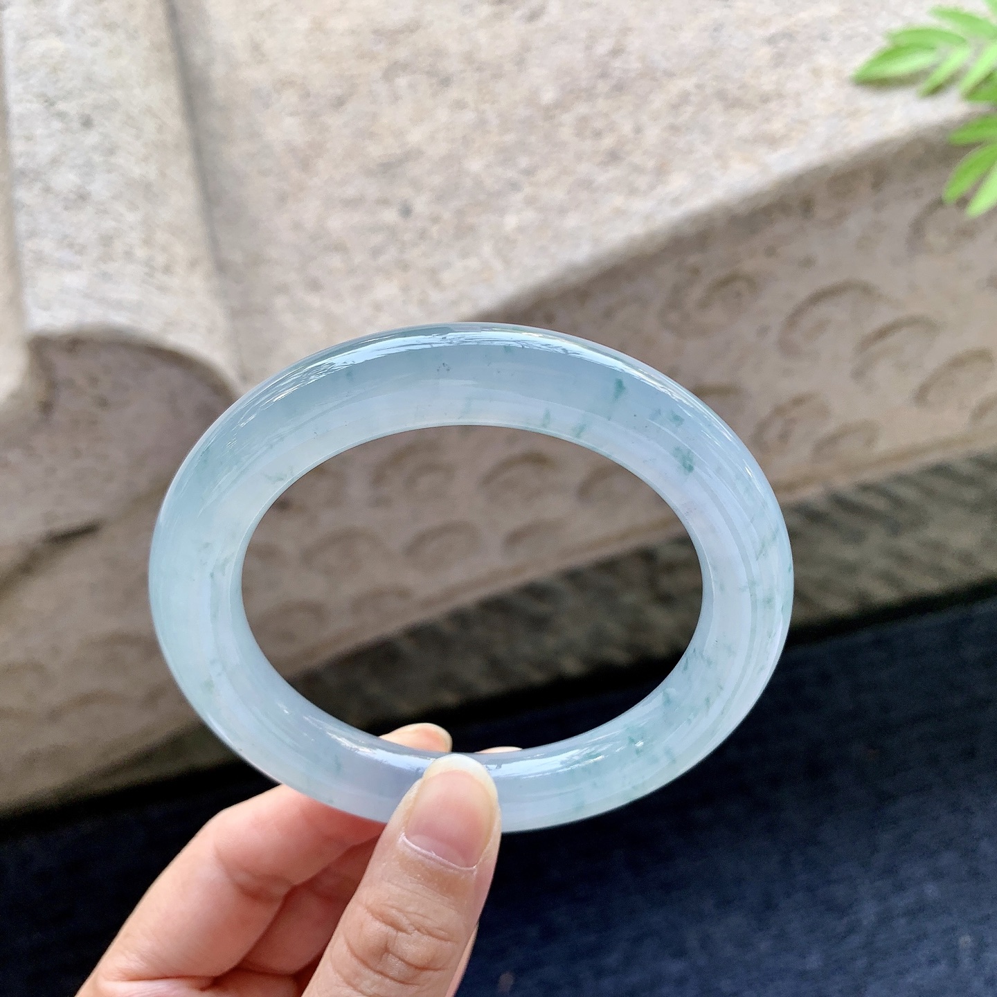 圆条59 60 圈口60.4/10.7/11.1 编码C5092114 冰糯蓝底飘花，水润，种老，细腻，打灯有絮线