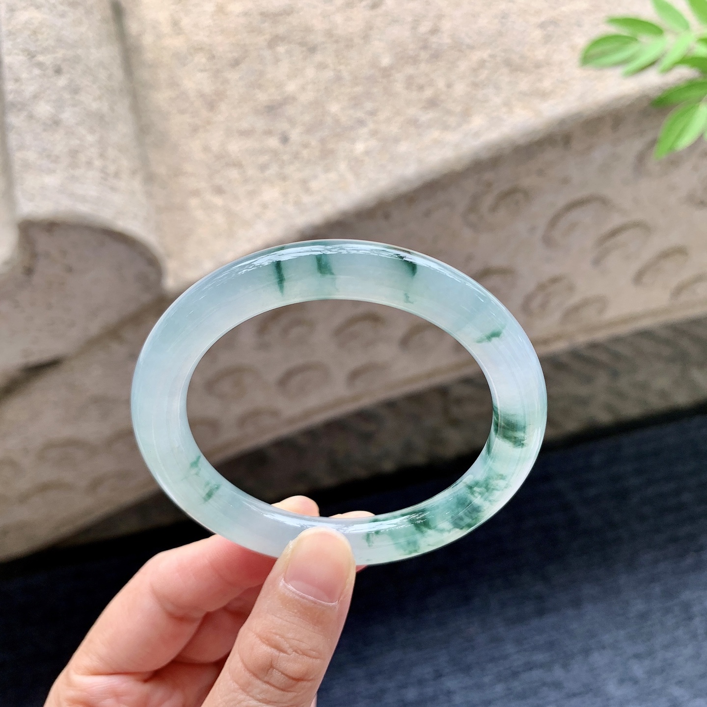 圆条52 53 圈口53.8/8.5/8.7 编码DW092450 冰糯飘花，水润，种老，细腻，打灯有絮线