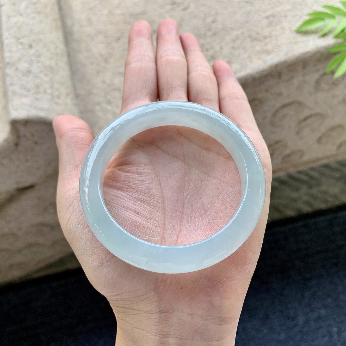 正圈53 54 圈口54.6/10.4/8.4 编码DZ092116 糯冰底色，水润，种老，细腻，无