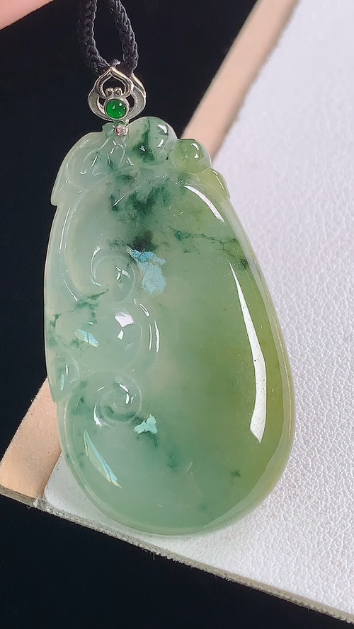 ️18K冰黄飘花如意吊坠，无裂，尺寸:49.0-42.6-24.1-5.6mm 29