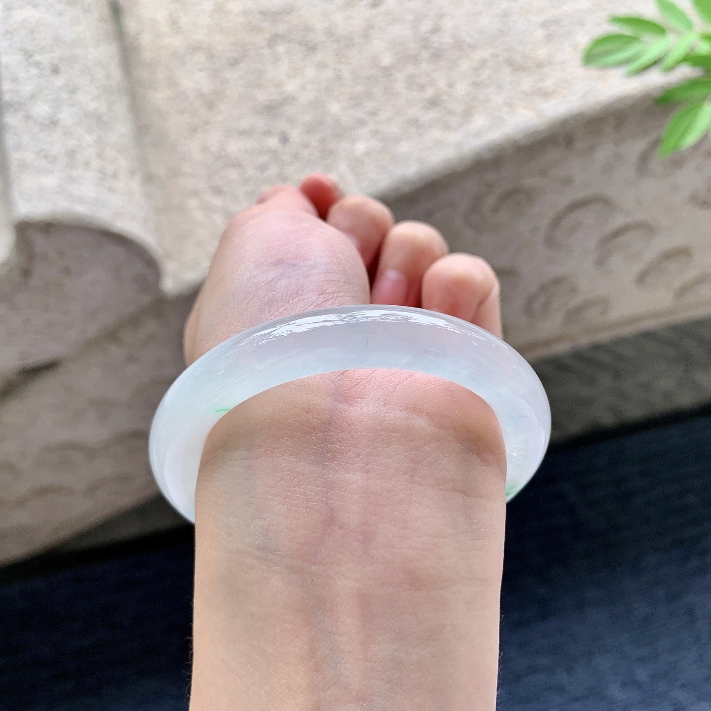 圆条51 52 圈口52.2/9.7/9 编码DZ092411 冰糯飘绿，水润，种老，细腻，有纹线