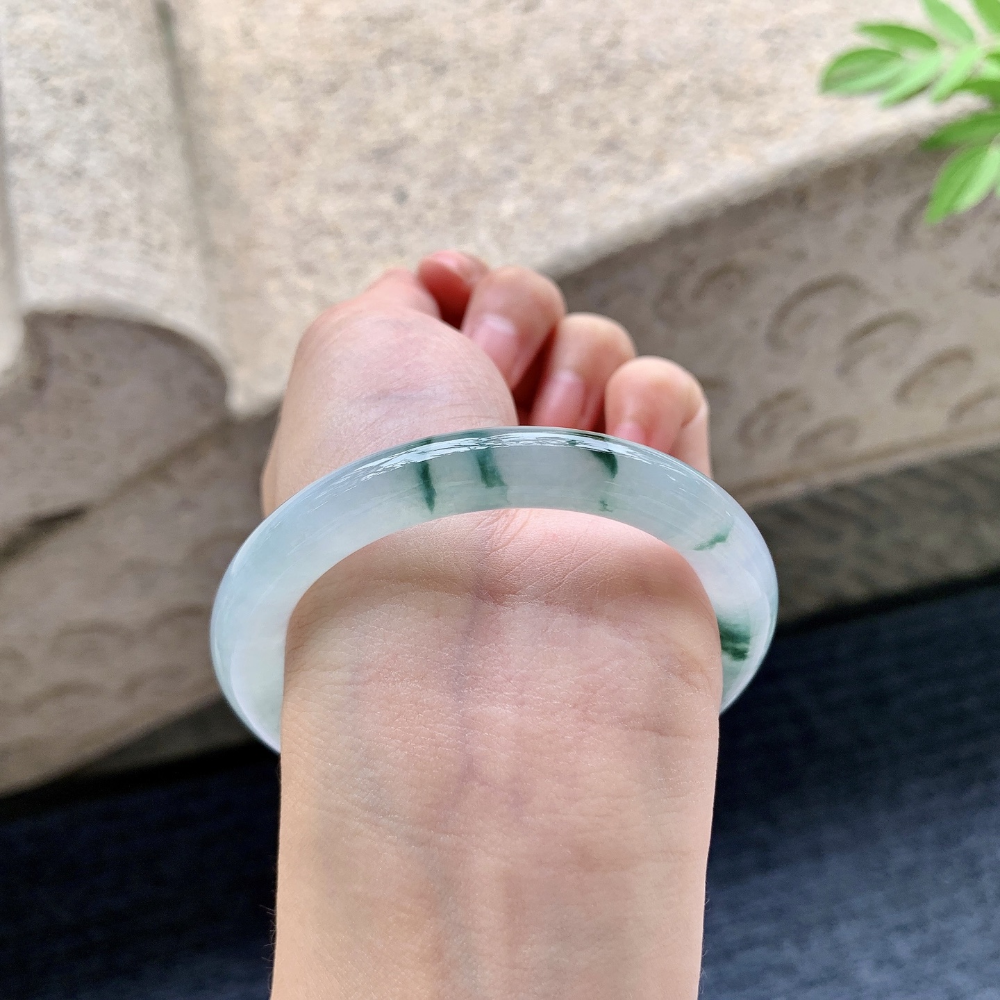 圆条52 53 圈口53.8/8.5/8.7 编码DW092450 冰糯飘花，水润，种老，细腻，打灯有絮线