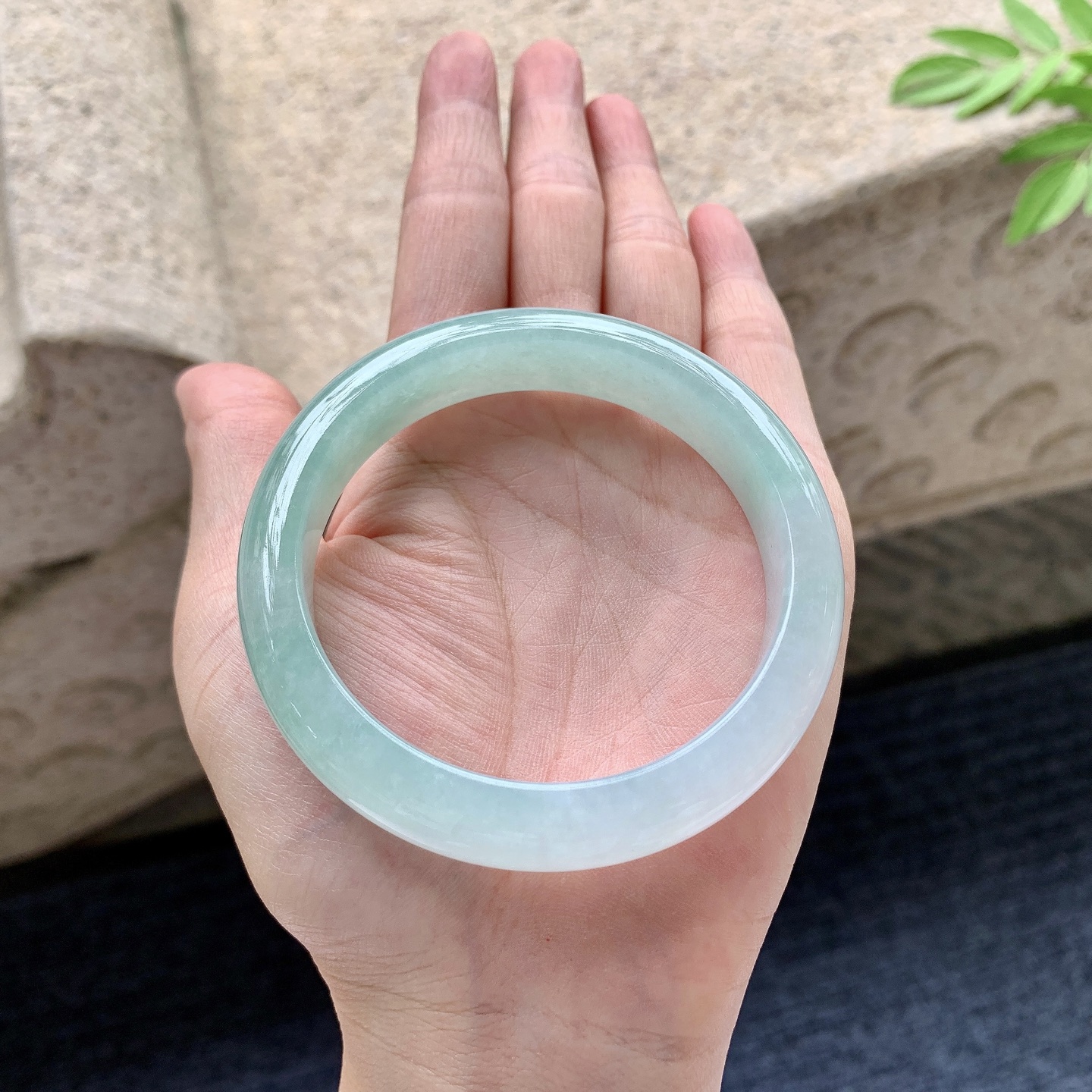 正圈55 56 圈口56.5/12.4/8.4 编码AD092439 糯冰飘绿，水润，种老，细腻，打灯有棉线