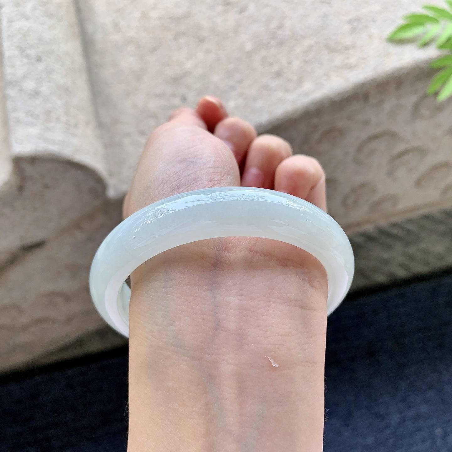 正圈56 57 圈口57.6/12.5/8.5 编码T1092104 细糯底色，水润，种老，细腻，打灯有絮线