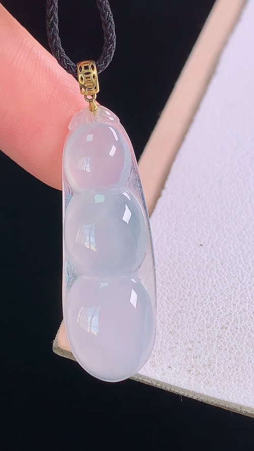 18K冰透四季豆吊坠，无裂，尺寸:40.6-34.4-12.2-4.2mm 29