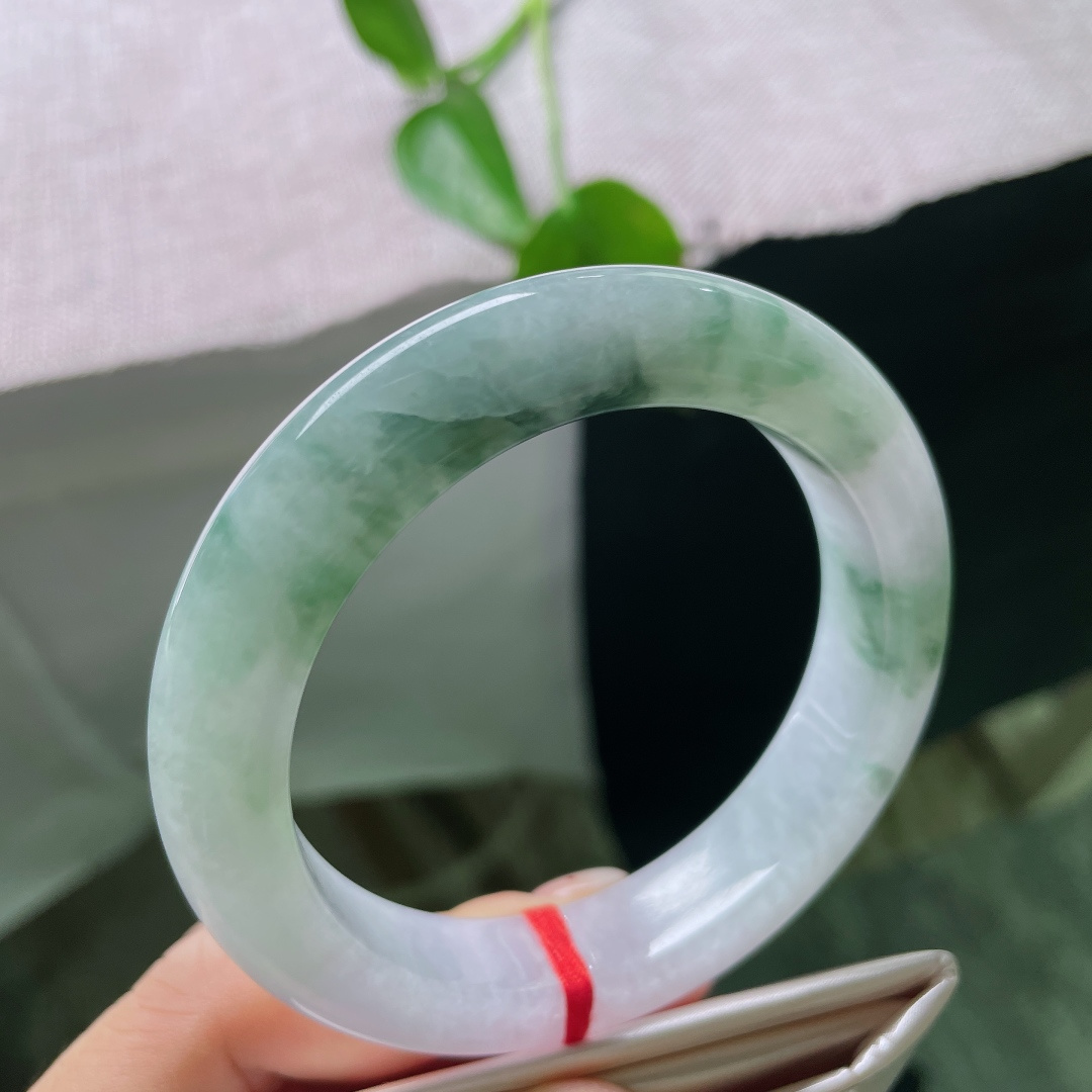 58.8/12.5/10.3，飘花正圈，有裂，半环凝素雪，半卷染青岚。一镯分两境，清柔山水落腕间。ss56443a