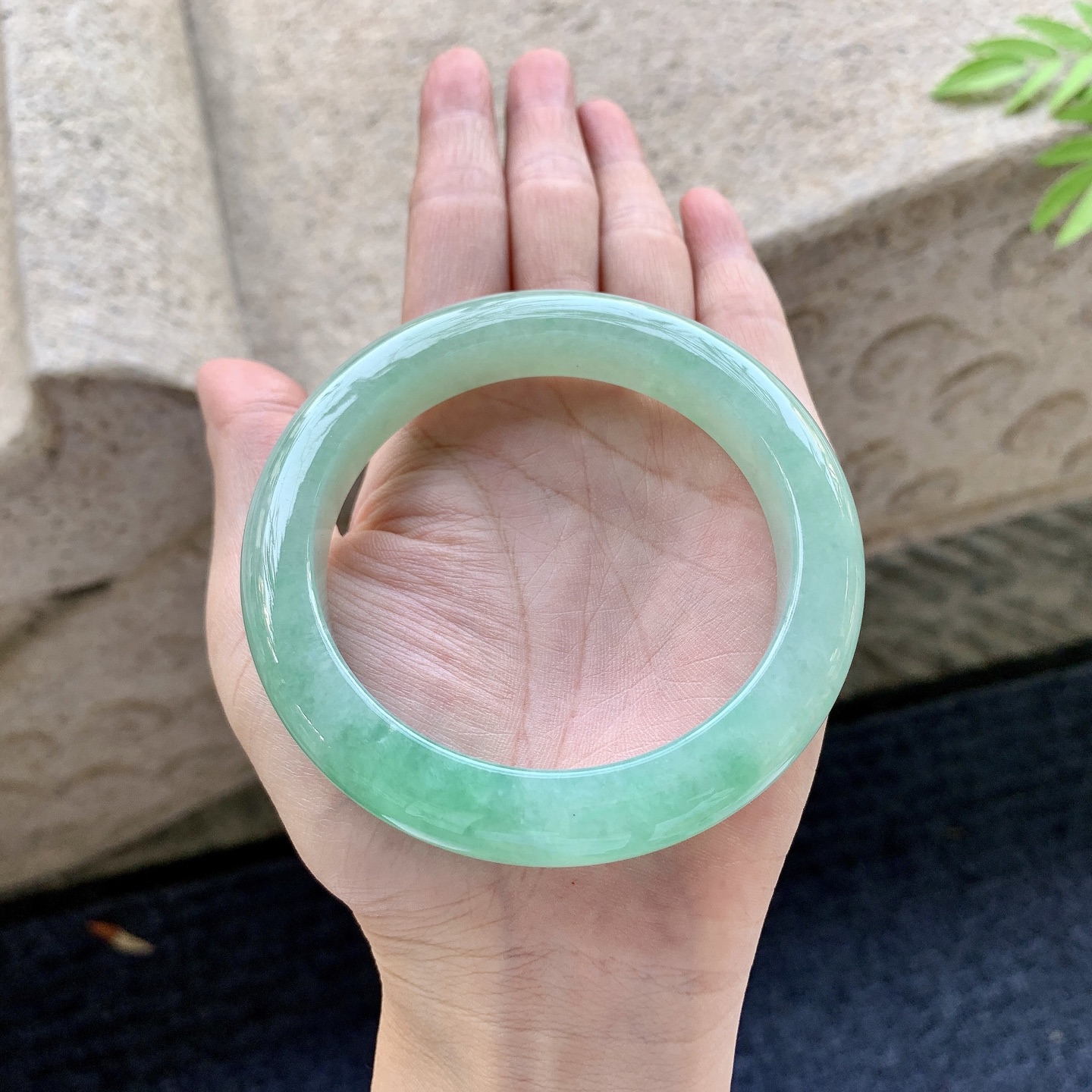 正圈59 60 圈口60/12.3/10 编码GL092122 糯冰飘绿，水润，种老，细腻，打灯有棉
