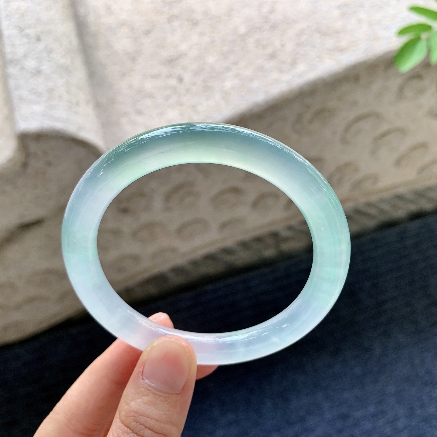 圆条56 57 圈口57/9/9 编码TR092028 冰种晴绿，起光，清透，水润，种老，细腻，打灯有纹线