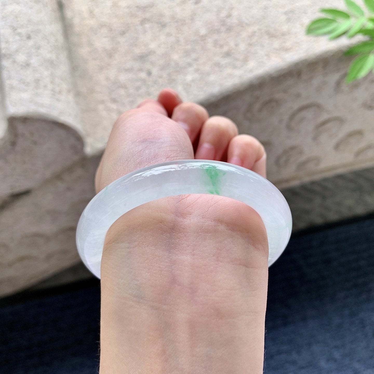 圆条51 52 圈口52.2/9.7/9 编码DZ092411 冰糯飘绿，水润，种老，细腻，有纹线