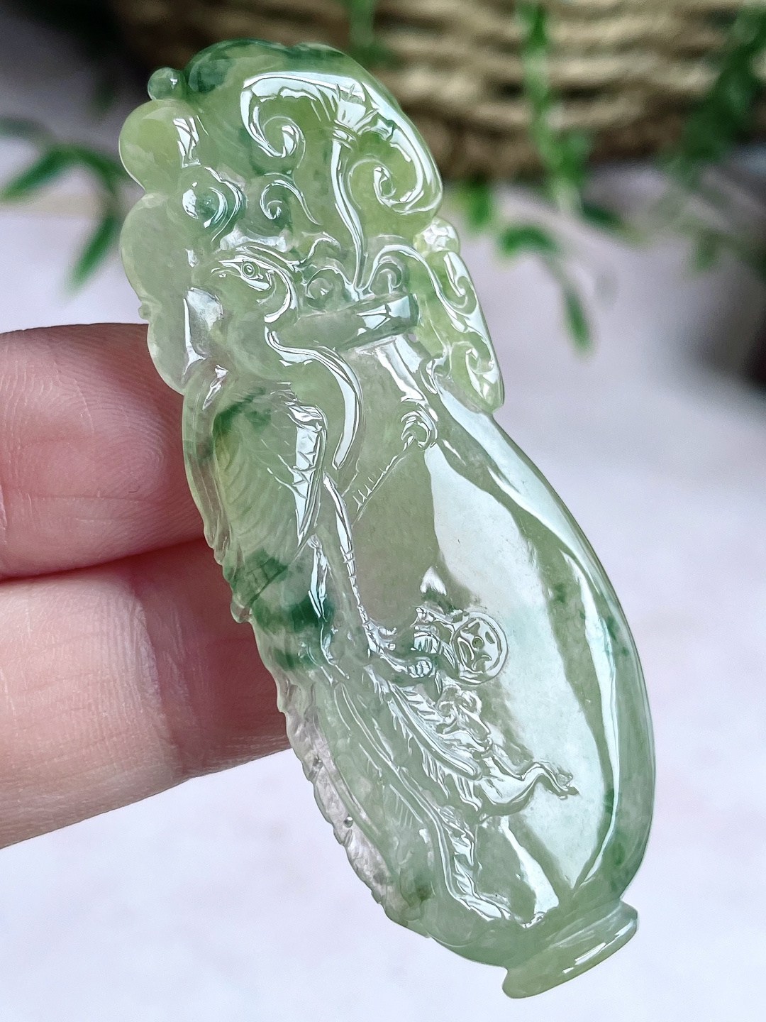 【裸石】冰黄翡飘花凤凰如意宝瓶吊坠 【说明】缅甸 无裂 性比高 【尺寸】62.2-25.7-5.5 【重量】20克