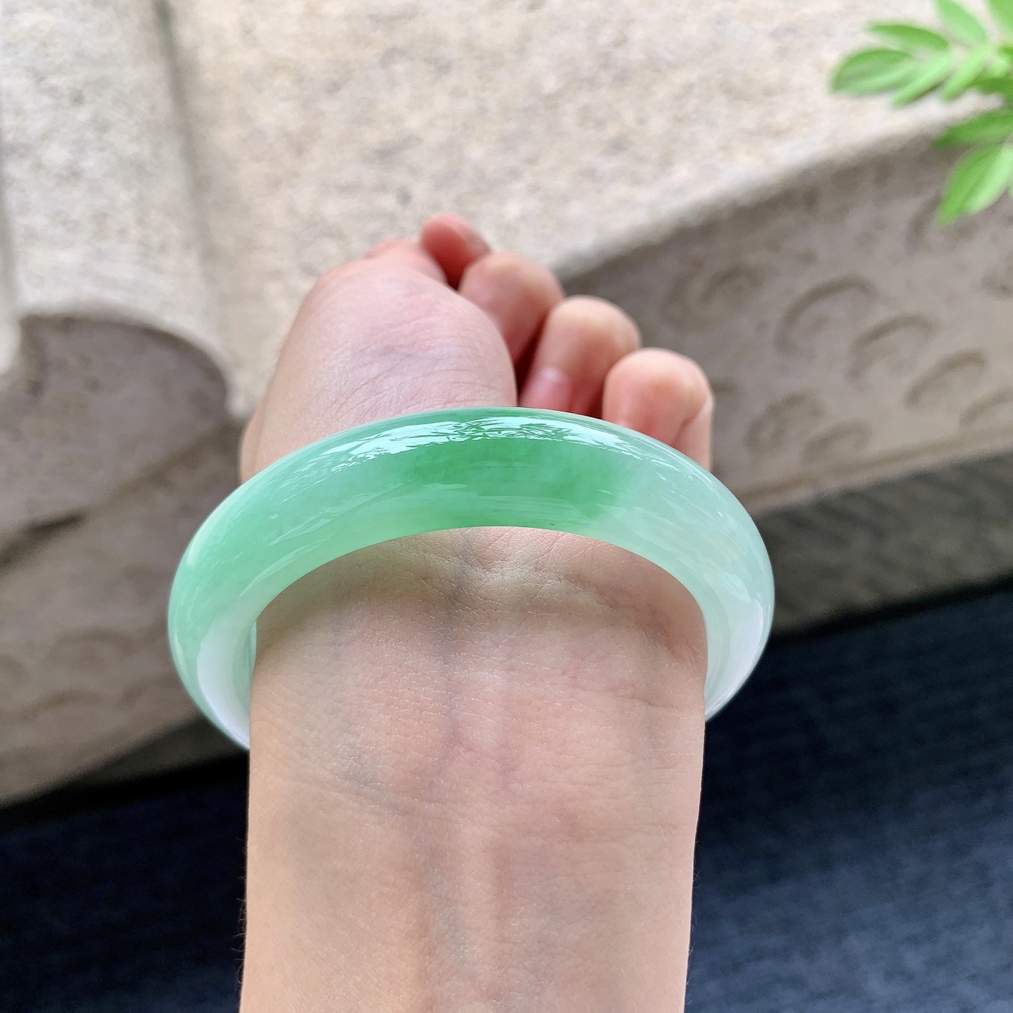正圈54 55 圈口55/12.7/8.8 编码G7092436 冰糯飘阳绿，水润，种老，细腻，无裂