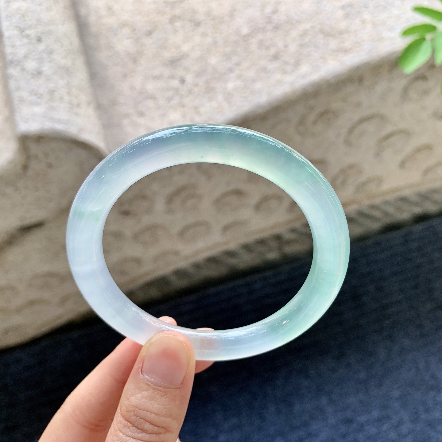 圆条56 57 圈口57/9/9 编码TR092028 冰种晴绿，起光，清透，水润，种老，细腻，打灯有纹线
