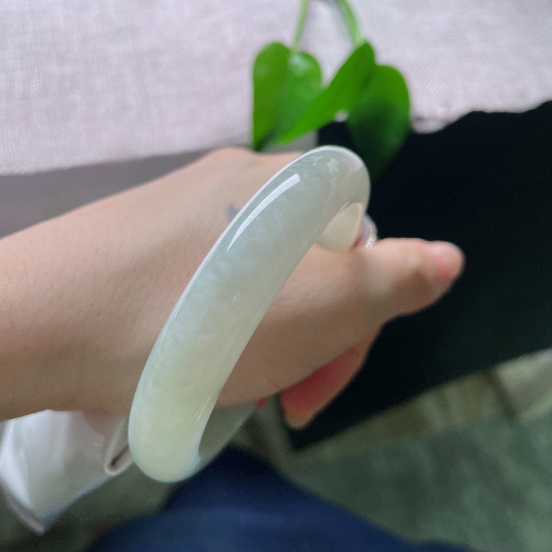 58.6/12.6/8.8，绿底正圈，有纹，玉质细腻温润，水头温润透亮，镯身泛着淡淡的柔光，触感温润如玉。ss57746a