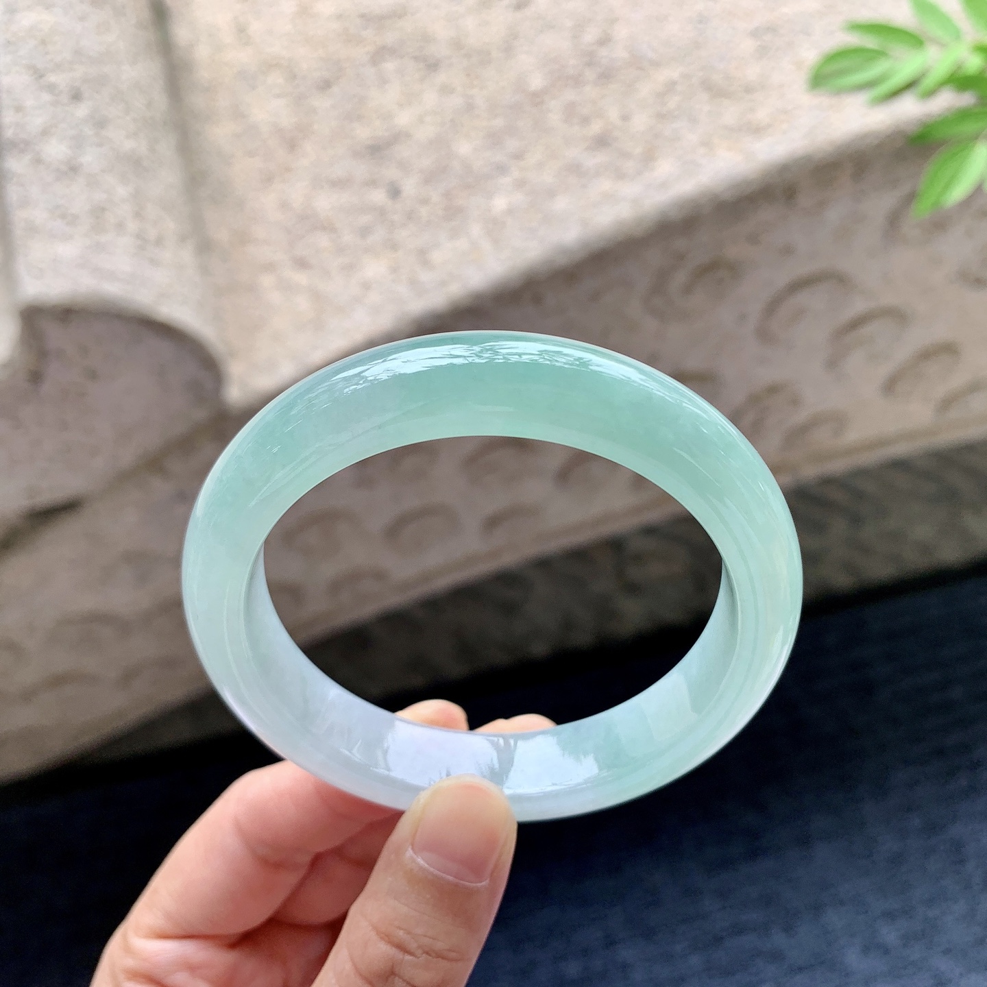 正圈55 56 圈口56.5/12.4/8.4 编码AD092439 糯冰飘绿，水润，种老，细腻，打灯有棉线