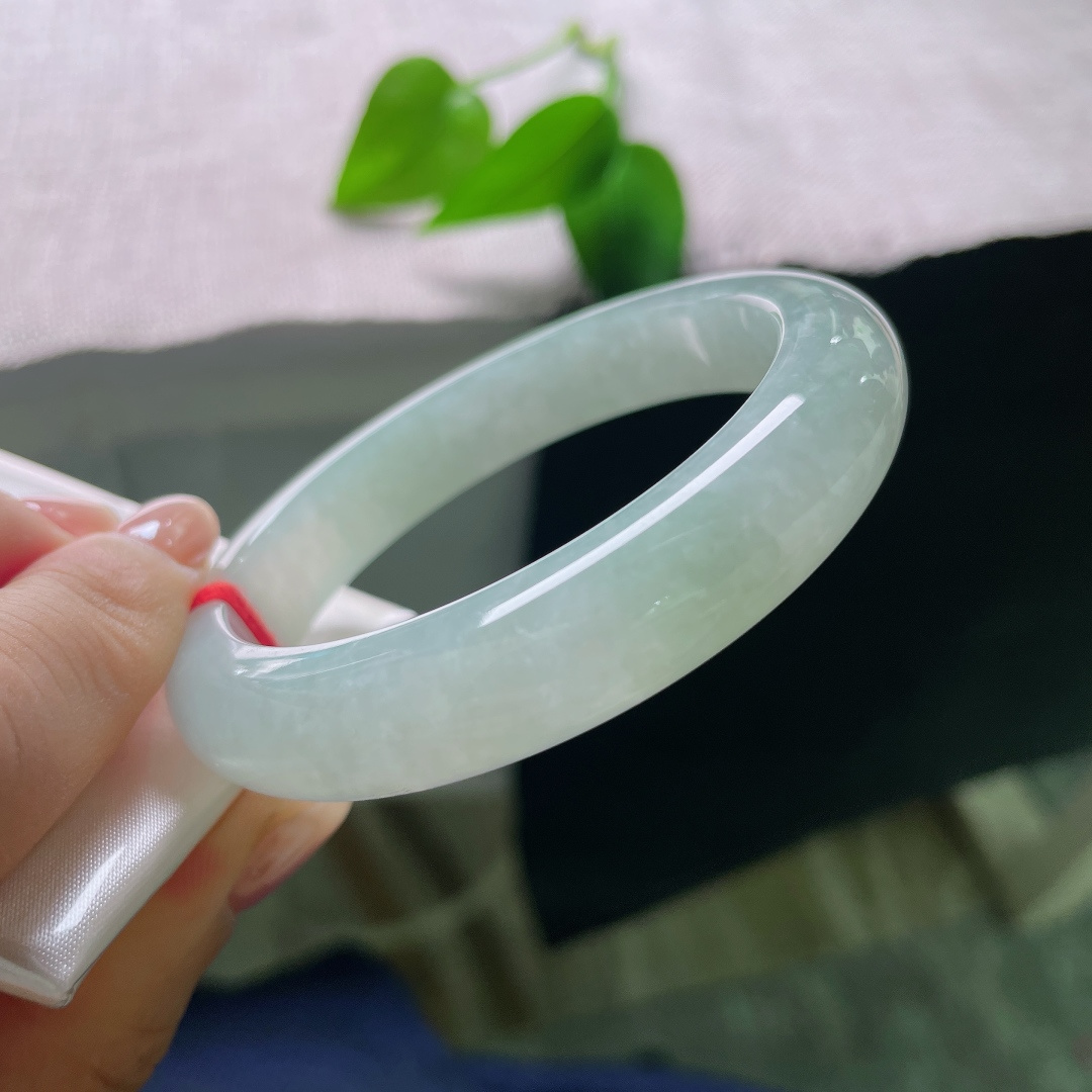 55.6/12/8.9，绿底正圈，棉线，清冷柔和的底色十分衬肤，不挑年龄，日常通勤、休闲穿搭都能够轻松驾驭。ss57771a
