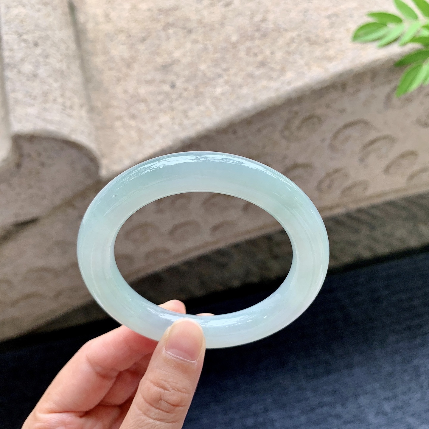 圆条54 55 圈口55.6/10.7/10.7 编码QX092414 糯冰晴绿，水润，种老，细腻，无裂