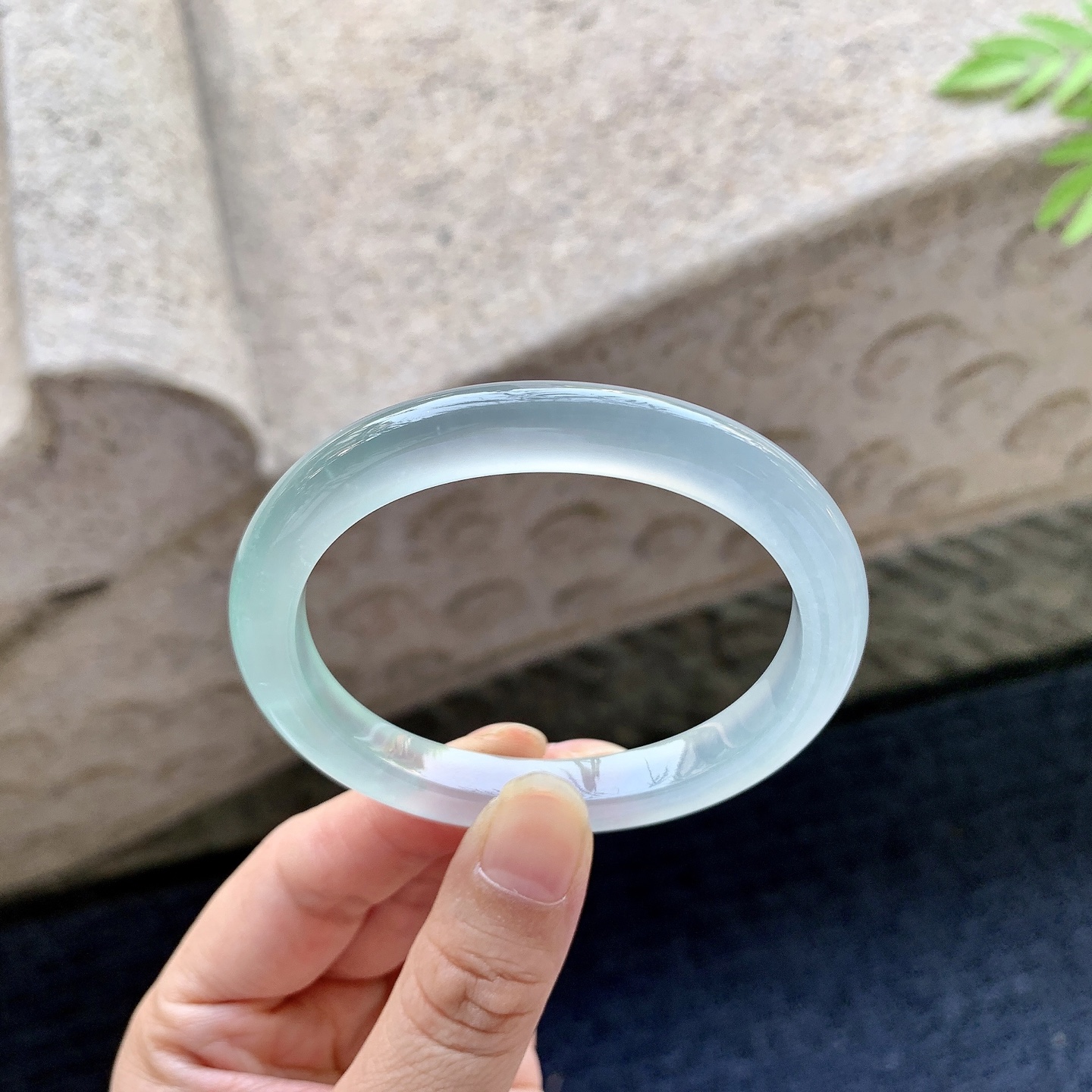 贵妃53 54 圈口54.6/47.5/8/7.5 编码QX092112 冰种淡绿，起荧光，水润，种老，打灯有絮线