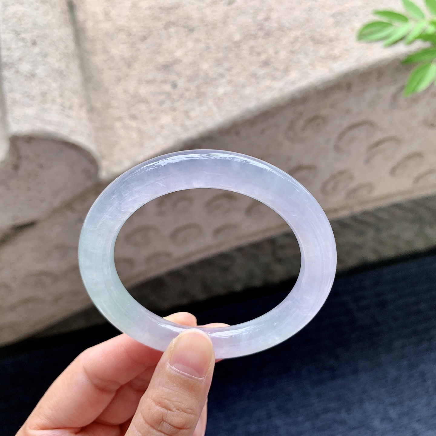 圆条50 51 圈口51.7/9/9.2 编码DZ092404 冰糯春带彩，水润，种老，细腻，打灯有纹线