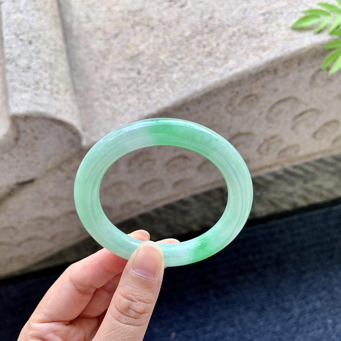 圆条50 51 圈口51.3/9.3/9.5 编码A1092119 飘绿，水润，种老，细腻，无裂